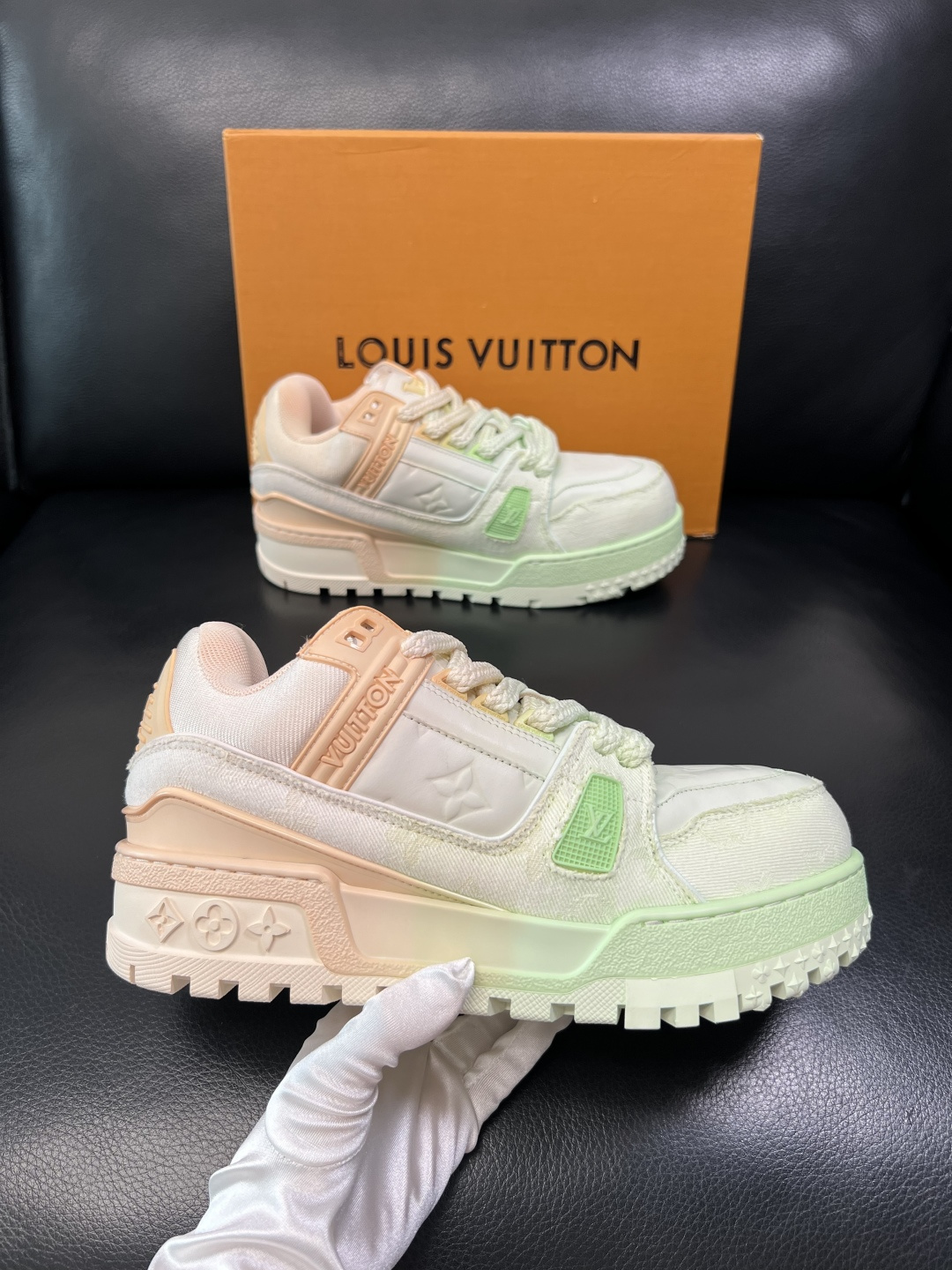 Lv 高品质 顶级工艺品 路易威登，运动板鞋专柜同步原厂配置，鞋面意大利进口牛皮改色面料，进口网布里垫柔