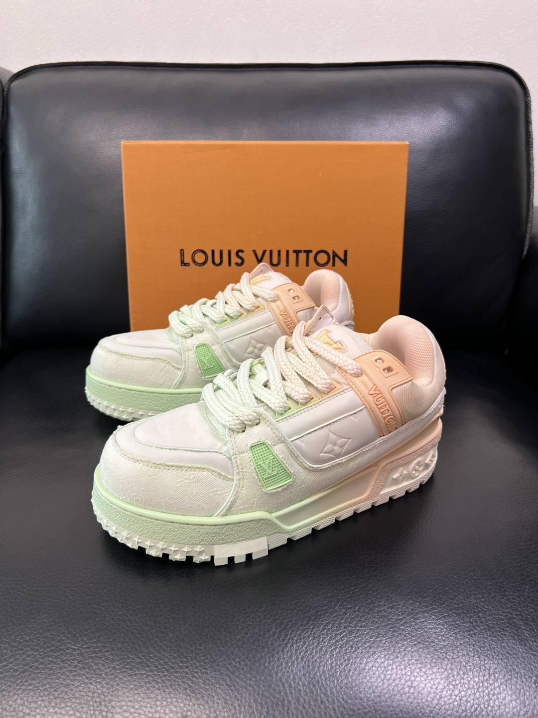 Lv 高品质 顶级工艺品 路易威登，运动板鞋专柜同步原厂配置，鞋面意大利进口牛皮改色面料，进口网布里垫柔