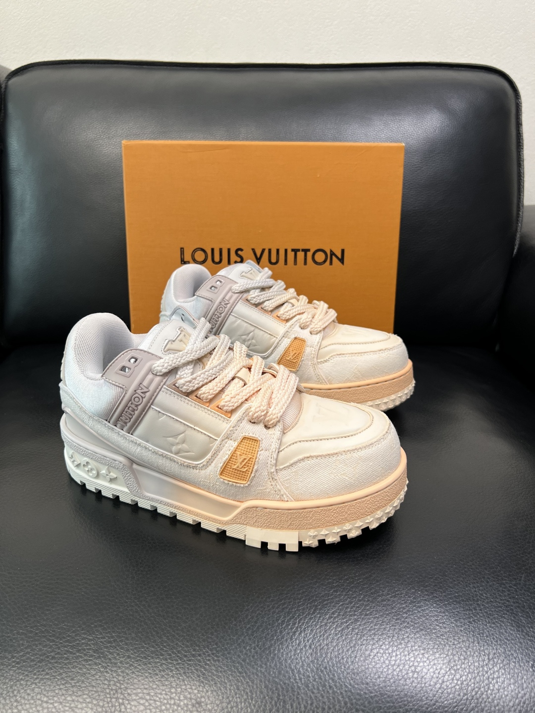 Lv 高品质 顶级工艺品 路易威登，运动板鞋专柜同步原厂配置，鞋面意大利进口牛皮改色面料，进口网布里垫柔