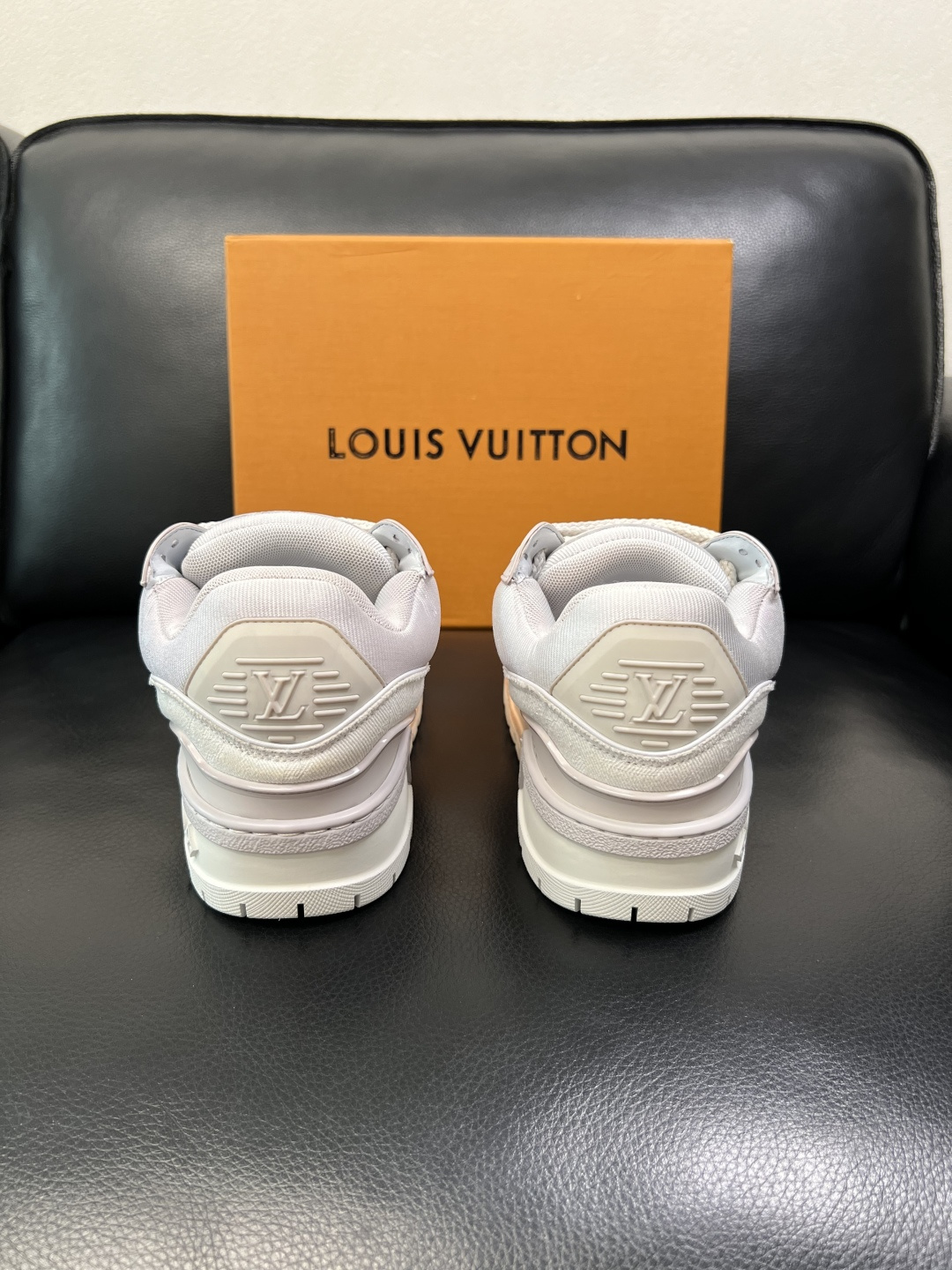 Lv 高品质 顶级工艺品 路易威登，运动板鞋专柜同步原厂配置，鞋面意大利进口牛皮改色面料，进口网布里垫柔