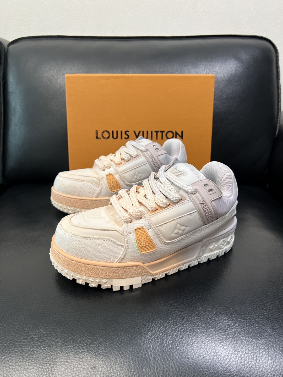 Lv 高品质 顶级工艺品 路易威登，运动板鞋专柜同步原厂配置，鞋面意大利进口牛皮改色面料，进口网布里垫柔