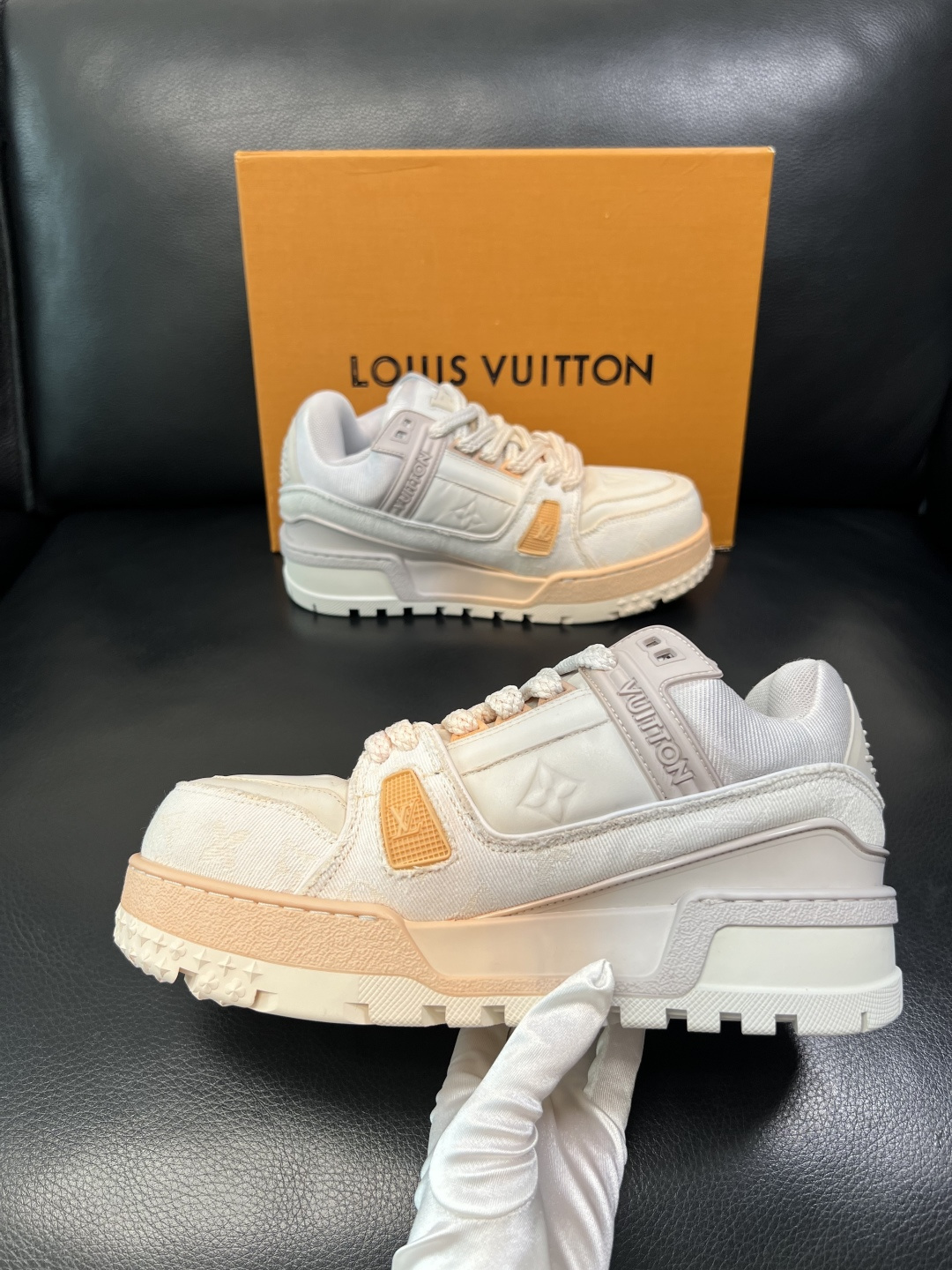 Lv 高品质 顶级工艺品 路易威登，运动板鞋专柜同步原厂配置，鞋面意大利进口牛皮改色面料，进口网布里垫柔