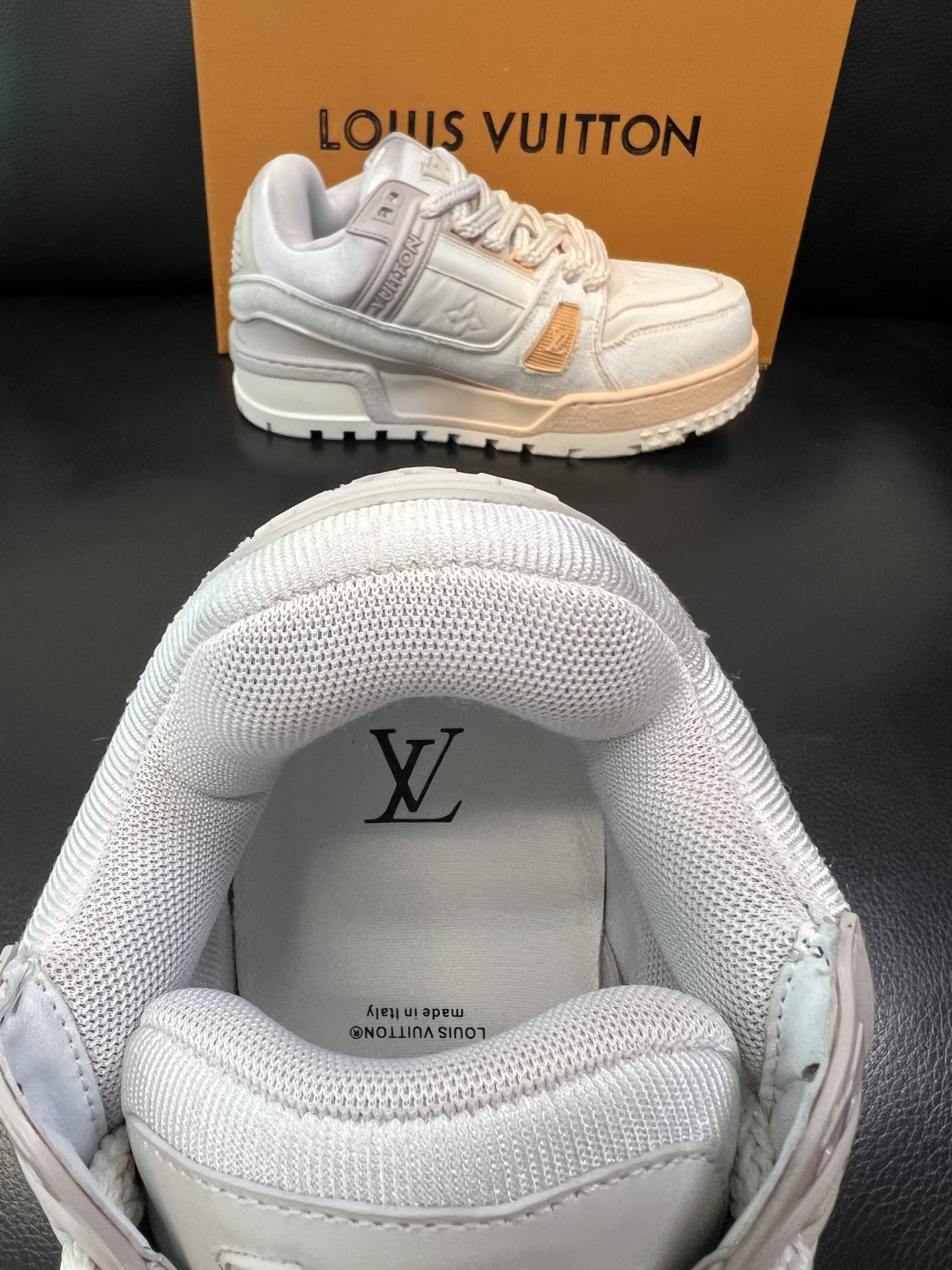 Lv 高品质 顶级工艺品 路易威登，运动板鞋专柜同步原厂配置，鞋面意大利进口牛皮改色面料，进口网布里垫柔