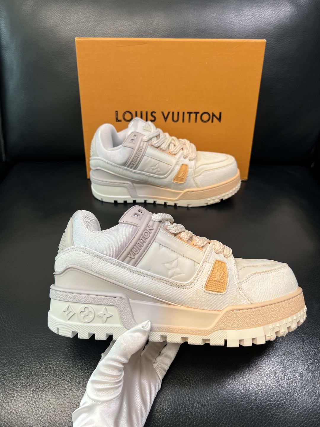 Lv 高品质 顶级工艺品 路易威登，运动板鞋专柜同步原厂配置，鞋面意大利进口牛皮改色面料，进口网布里垫柔