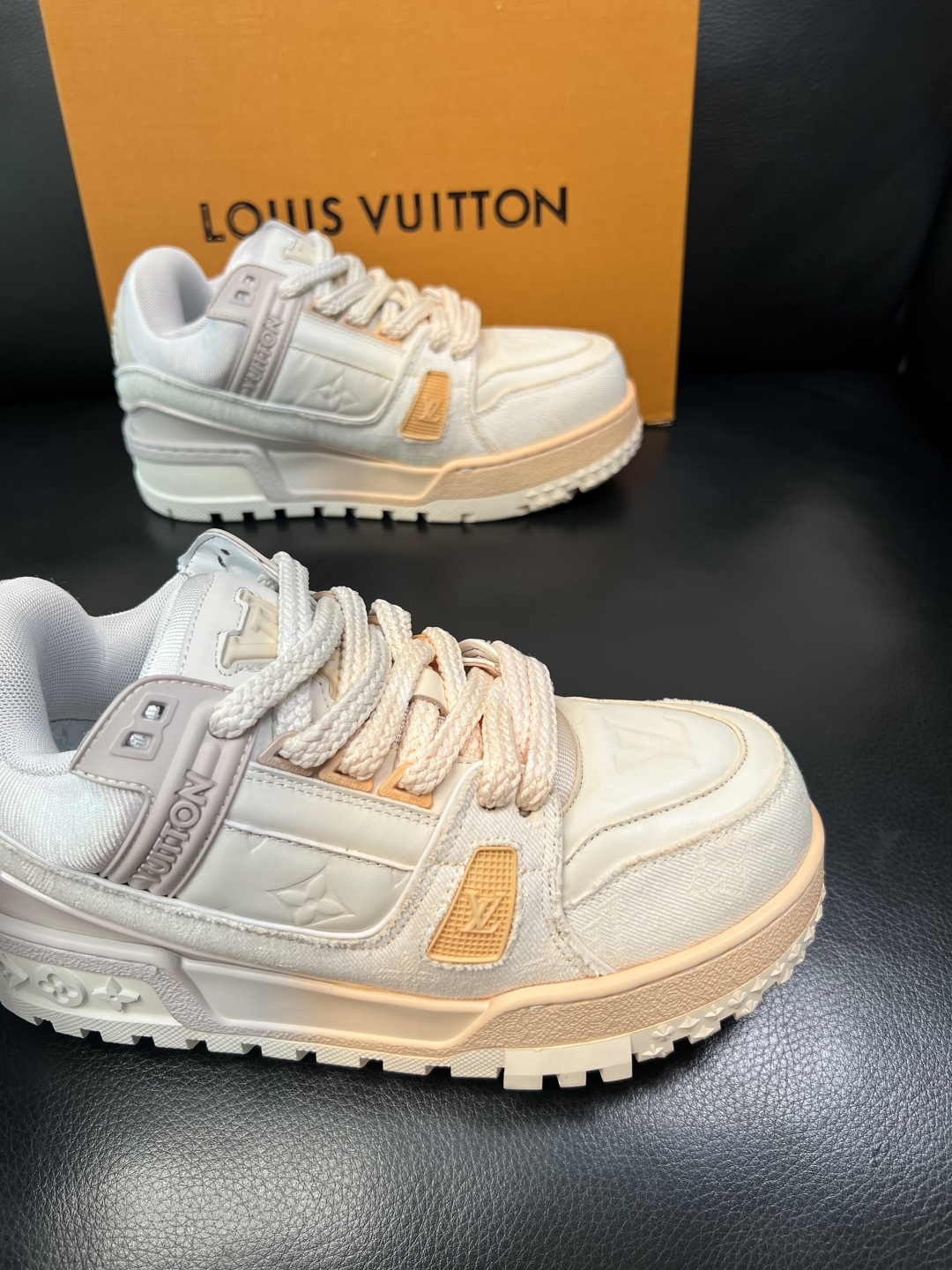 Lv 高品质 顶级工艺品 路易威登，运动板鞋专柜同步原厂配置，鞋面意大利进口牛皮改色面料，进口网布里垫柔