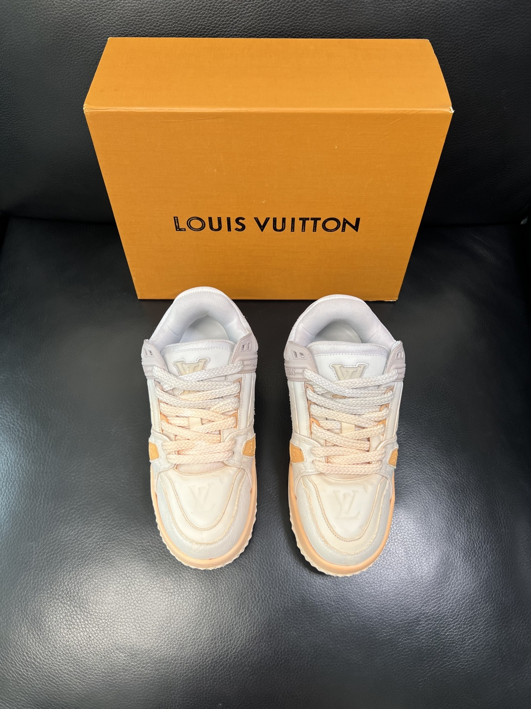 Lv 高品质 顶级工艺品 路易威登，运动板鞋专柜同步原厂配置，鞋面意大利进口牛皮改色面料，进口网布里垫柔