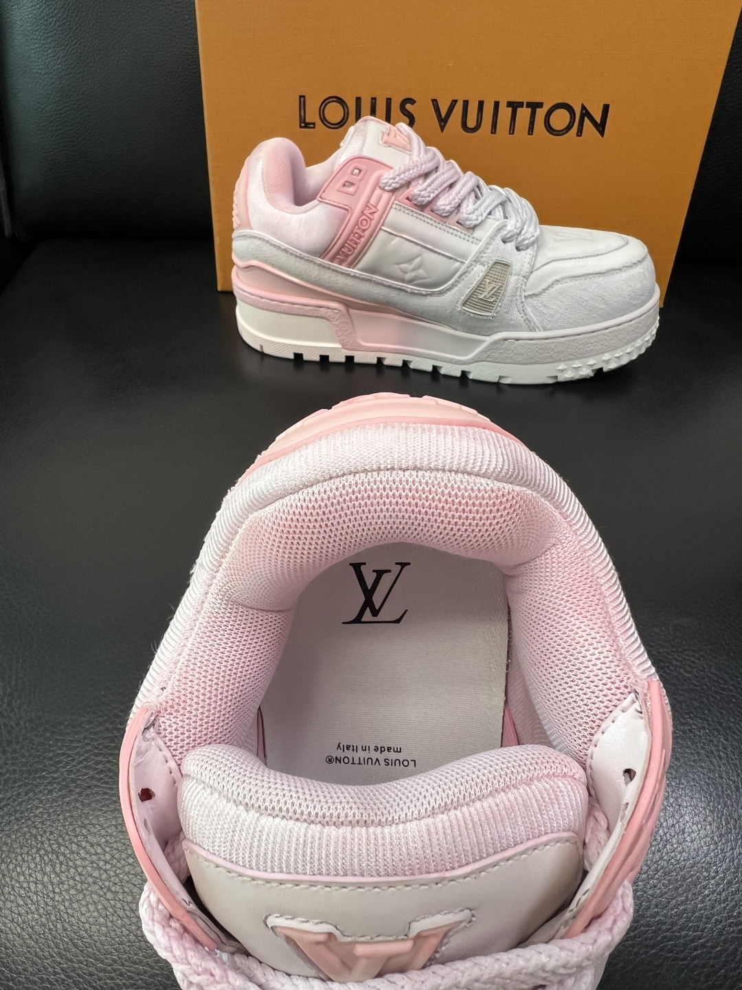 Lv 高品质 顶级工艺品 路易威登，运动板鞋专柜同步原厂配置，鞋面意大利进口牛皮改色面料，进口网布里垫柔