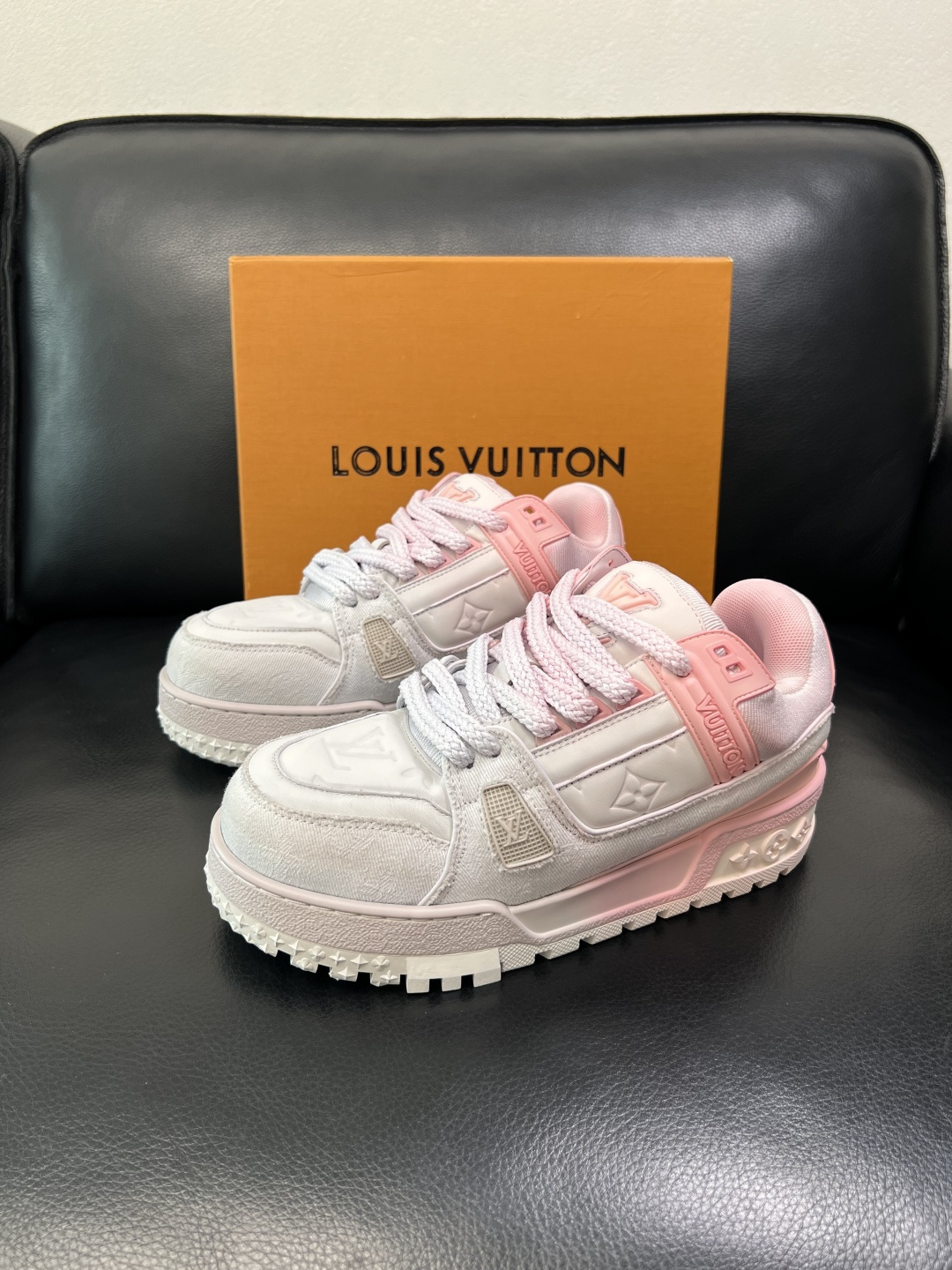 Lv 高品质 顶级工艺品 路易威登，运动板鞋专柜同步原厂配置，鞋面意大利进口牛皮改色面料，进口网布里垫柔