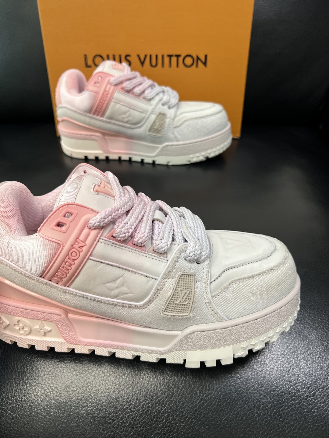 Lv 高品质 顶级工艺品 路易威登，运动板鞋专柜同步原厂配置，鞋面意大利进口牛皮改色面料，进口网布里垫柔