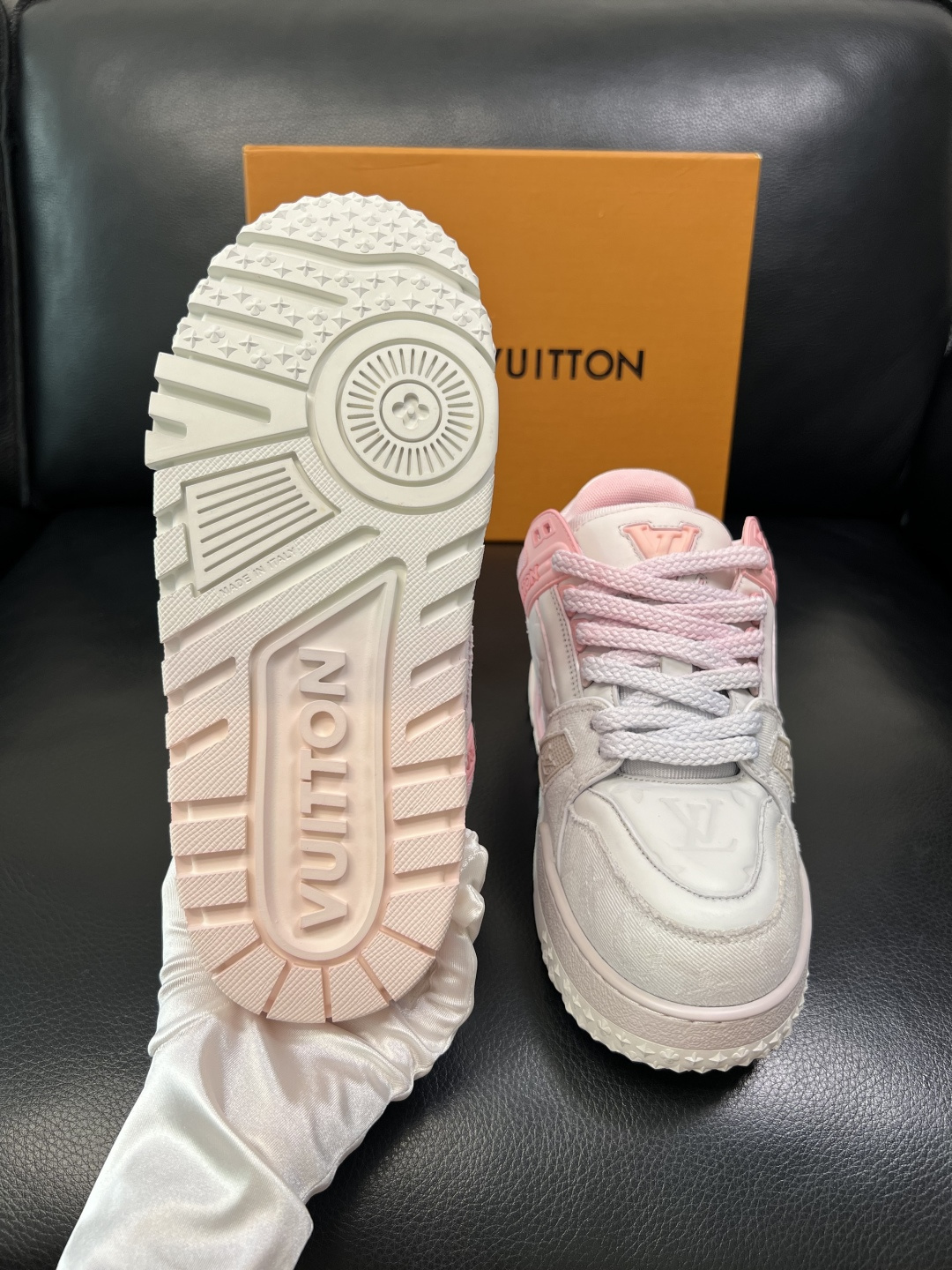 Lv 高品质 顶级工艺品 路易威登，运动板鞋专柜同步原厂配置，鞋面意大利进口牛皮改色面料，进口网布里垫柔