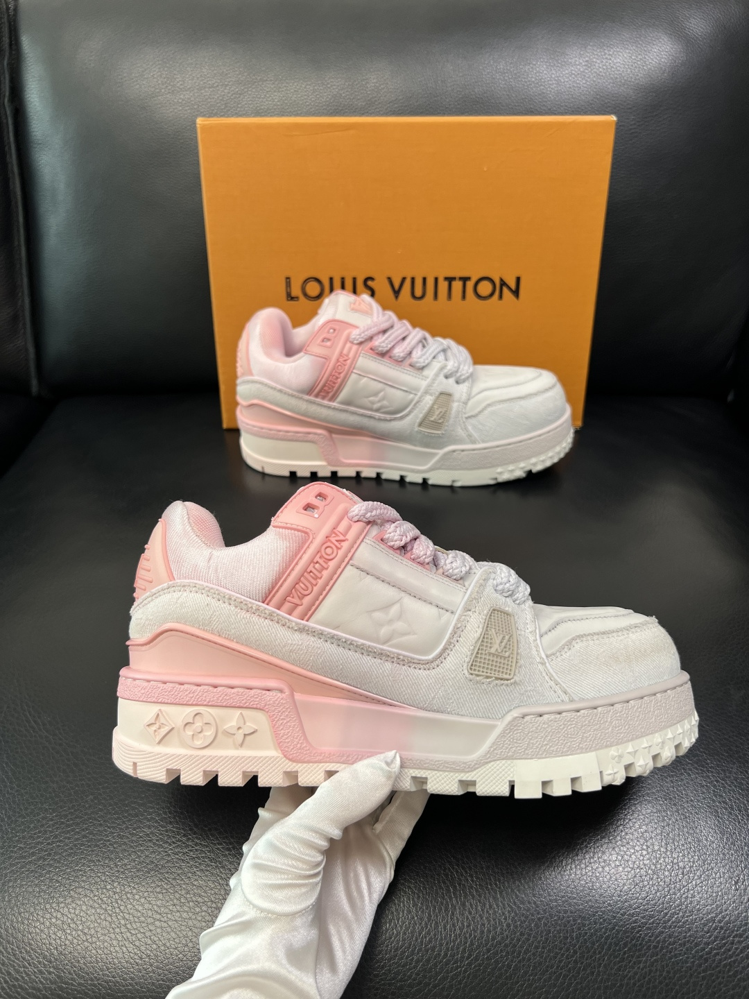 Lv 高品质 顶级工艺品 路易威登，运动板鞋专柜同步原厂配置，鞋面意大利进口牛皮改色面料，进口网布里垫柔