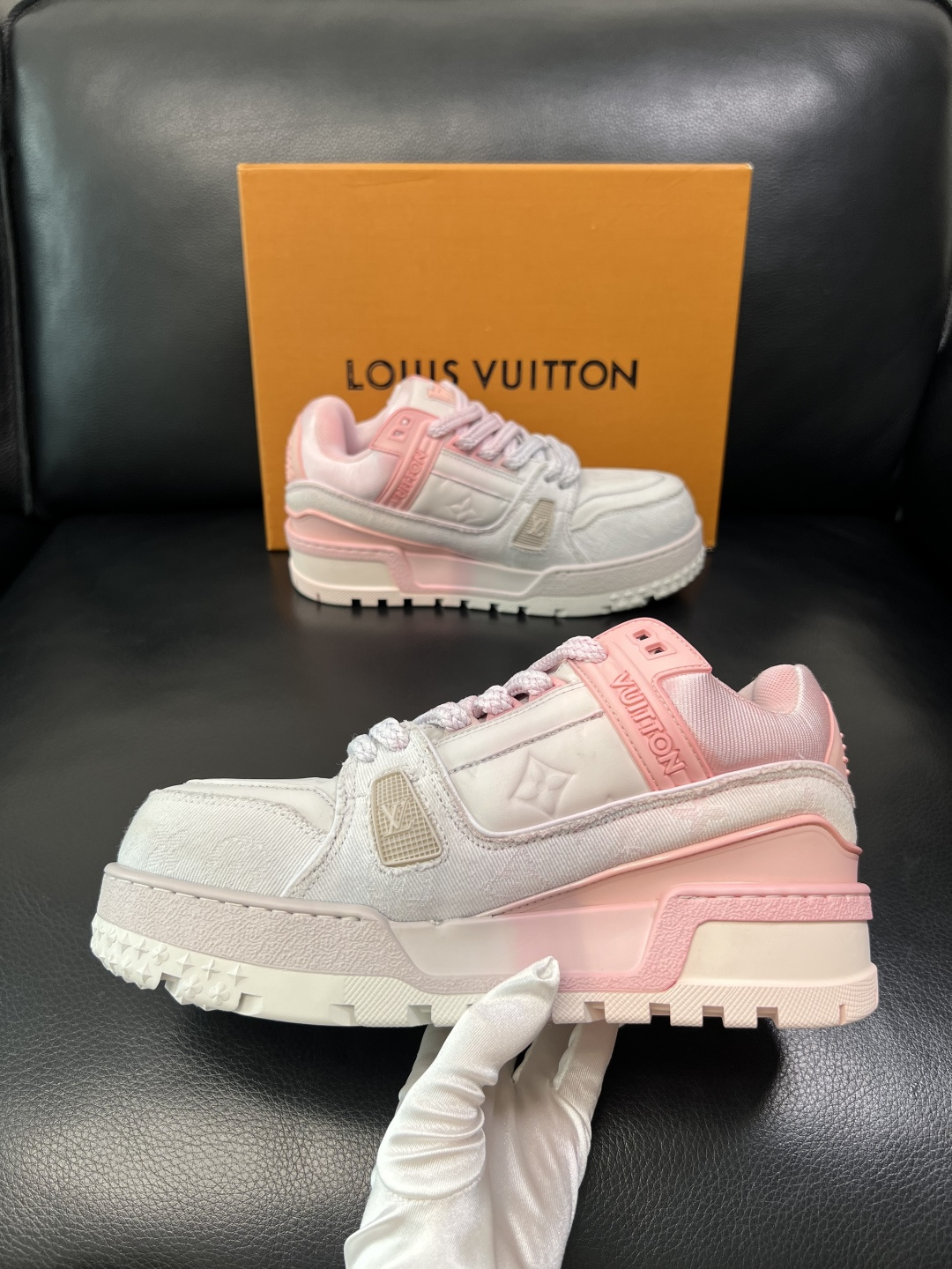 Lv 高品质 顶级工艺品 路易威登，运动板鞋专柜同步原厂配置，鞋面意大利进口牛皮改色面料，进口网布里垫柔