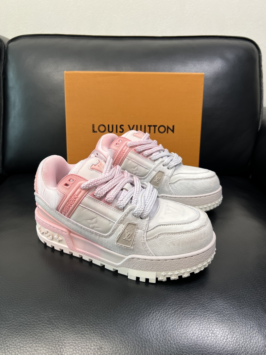 Lv 高品质 顶级工艺品 路易威登，运动板鞋专柜同步原厂配置，鞋面意大利进口牛皮改色面料，进口网布里垫柔