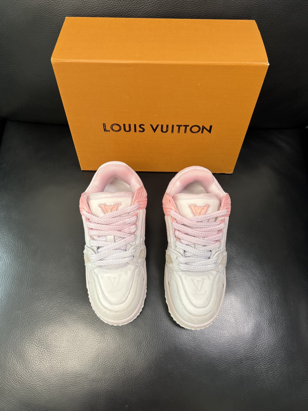 Lv 高品质 顶级工艺品 路易威登，运动板鞋专柜同步原厂配置，鞋面意大利进口牛皮改色面料，进口网布里垫柔