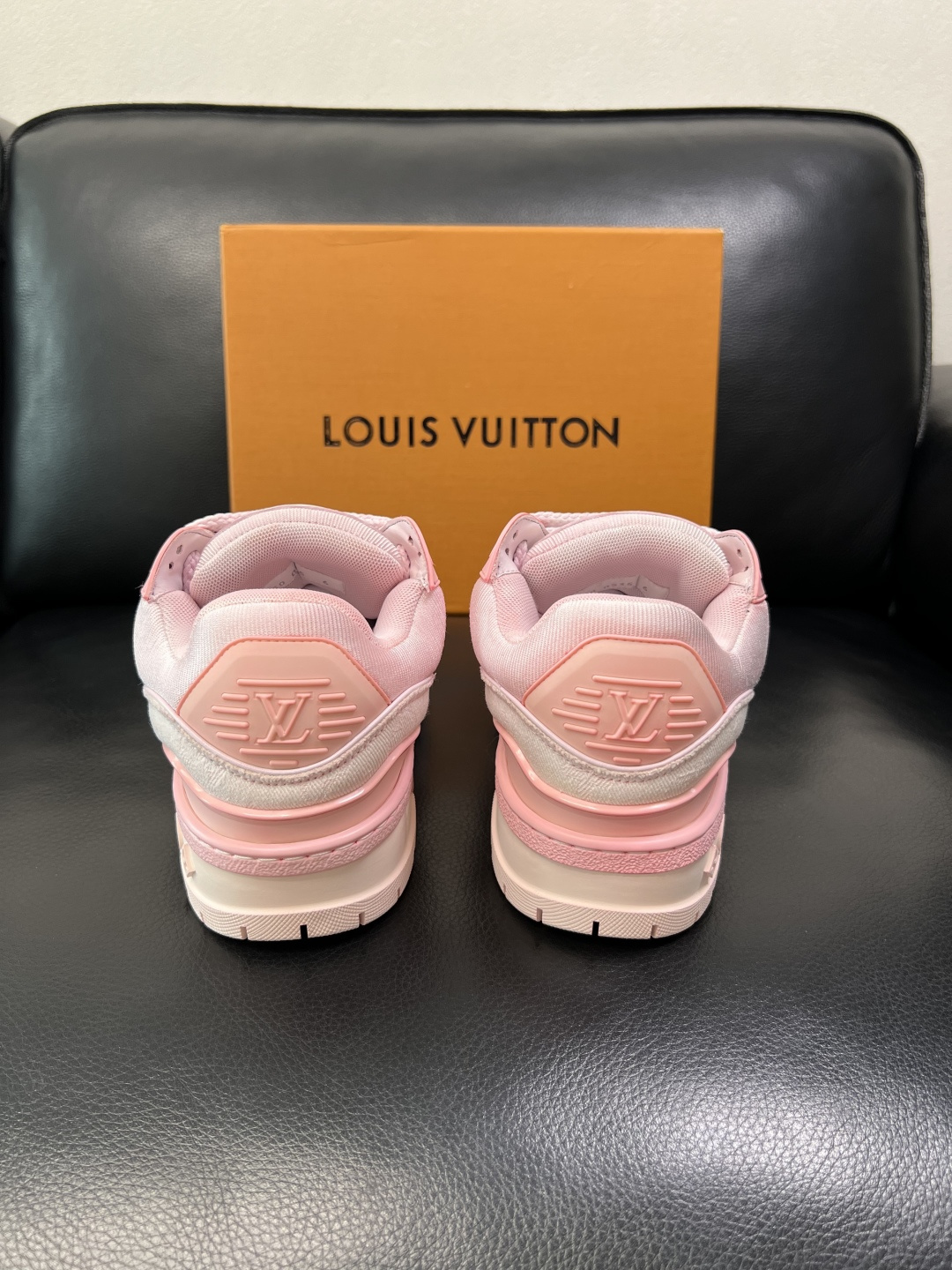 Lv 高品质 顶级工艺品 路易威登，运动板鞋专柜同步原厂配置，鞋面意大利进口牛皮改色面料，进口网布里垫柔