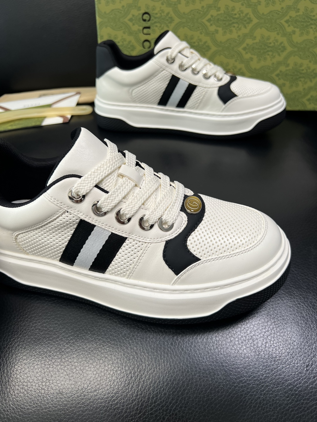 Gucci 高品质 顶级工艺品 古奇专柜新款，原厂配置意大利进口牛皮面料，进口牛皮内里垫，透气舒适，鞋底