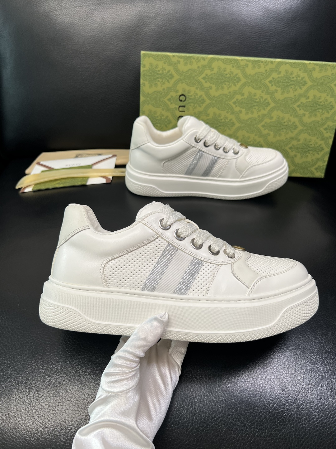 Gucci 高品质 顶级工艺品 古奇专柜新款，原厂配置意大利进口牛皮面料，进口牛皮内里垫，透气舒适，鞋底