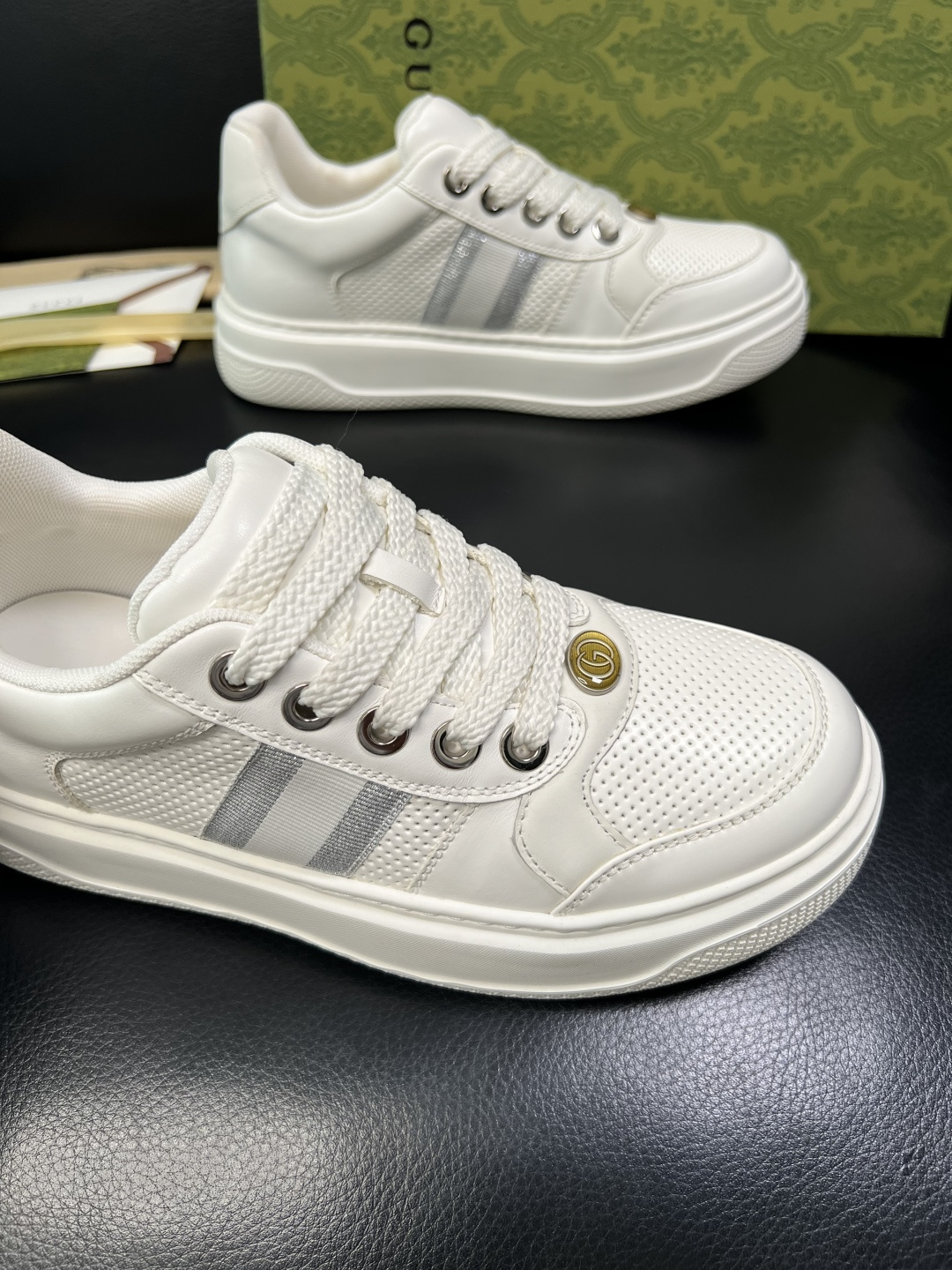 Gucci 高品质 顶级工艺品 古奇专柜新款，原厂配置意大利进口牛皮面料，进口牛皮内里垫，透气舒适，鞋底