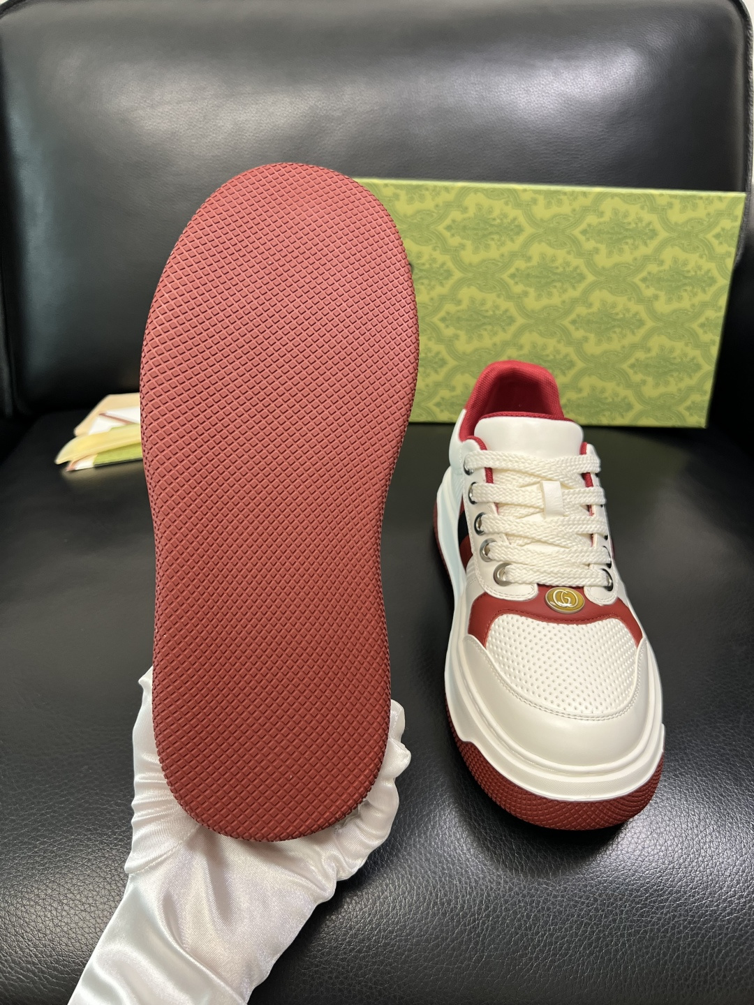 Gucci 高品质 顶级工艺品 古奇专柜新款，原厂配置意大利进口牛皮面料，进口牛皮内里垫，透气舒适，鞋底