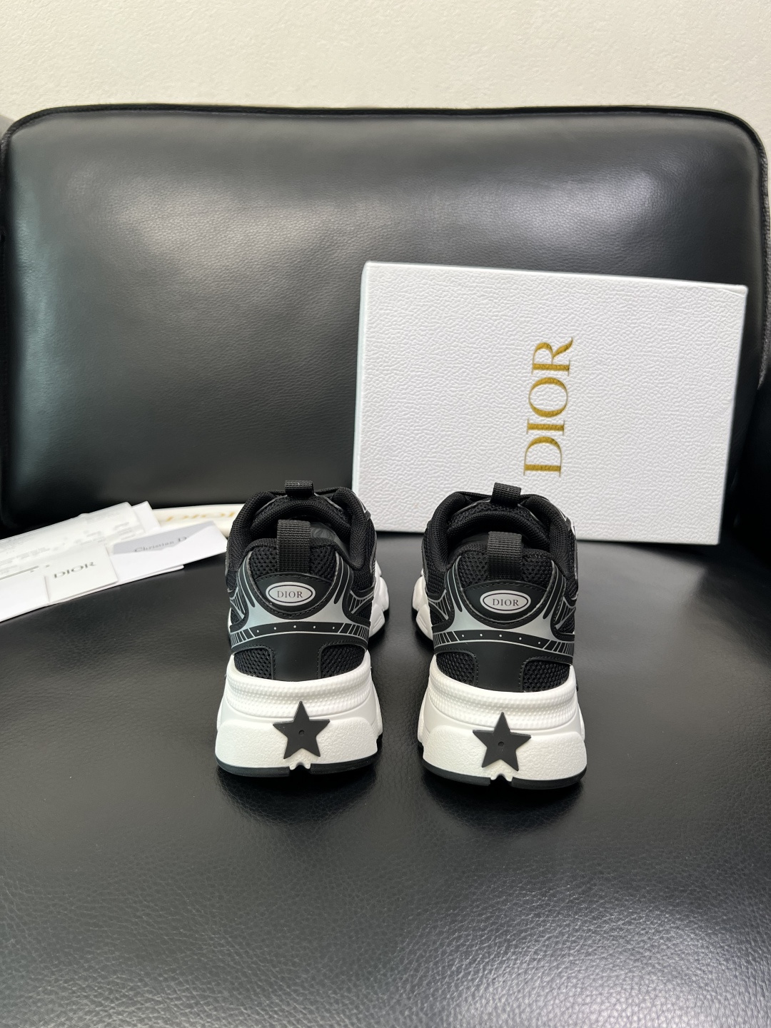 Dior 顶级工艺品 迪奥 专柜同步 原厂配置，意大利进口原版牛皮面料，透气舒适进口水染牛里垫，鞋底：原
