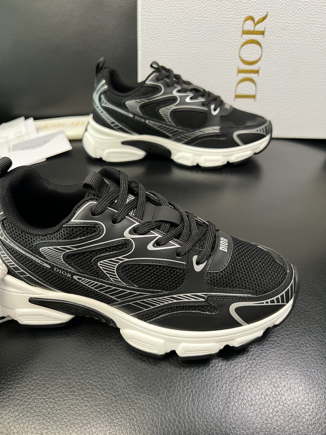 Dior 顶级工艺品 迪奥 专柜同步 原厂配置，意大利进口原版牛皮面料，透气舒适进口水染牛里垫，鞋底：原