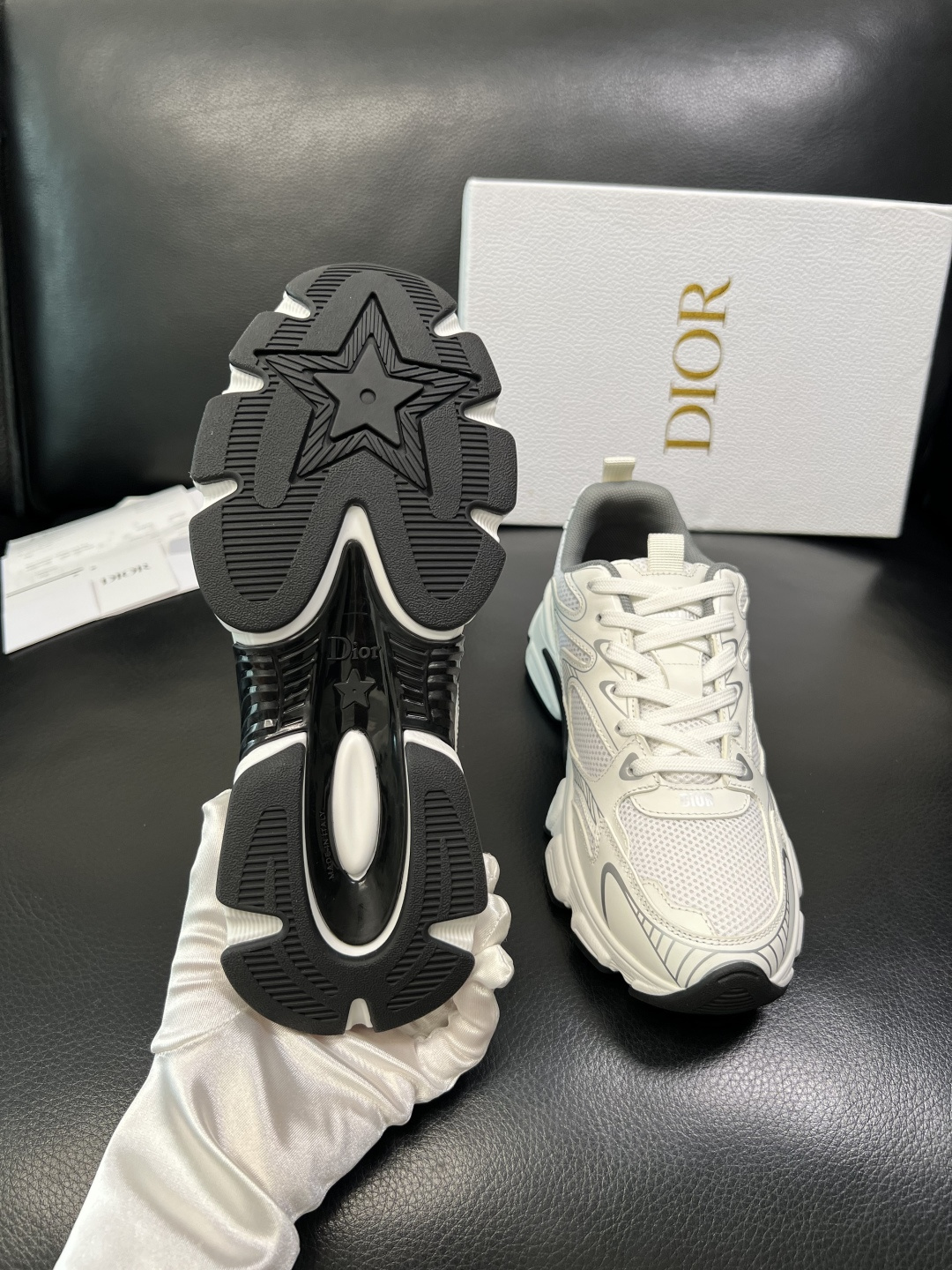 Dior 顶级工艺品 迪奥 专柜同步 原厂配置，意大利进口原版牛皮面料，透气舒适进口水染牛里垫，鞋底：原