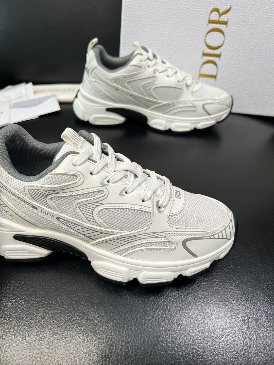 Dior 顶级工艺品 迪奥 专柜同步 原厂配置，意大利进口原版牛皮面料，透气舒适进口水染牛里垫，鞋底：原