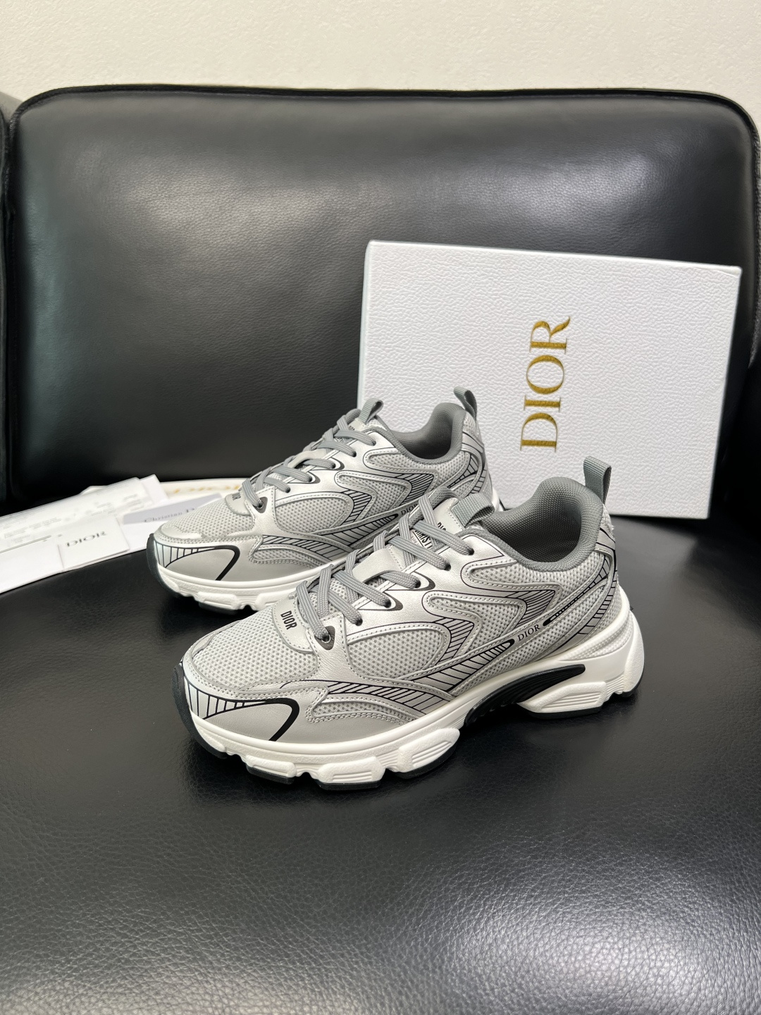 Dior 顶级工艺品 迪奥 专柜同步 原厂配置，意大利进口原版牛皮面料，透气舒适进口水染牛里垫，鞋底：原