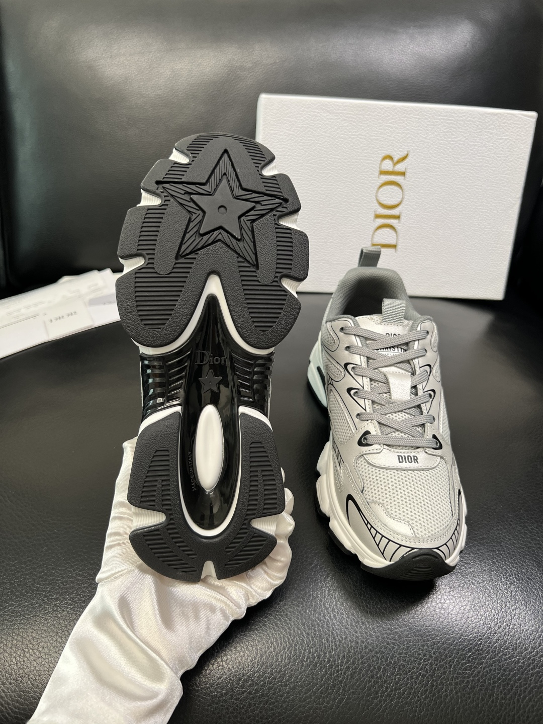 Dior 顶级工艺品 迪奥 专柜同步 原厂配置，意大利进口原版牛皮面料，透气舒适进口水染牛里垫，鞋底：原