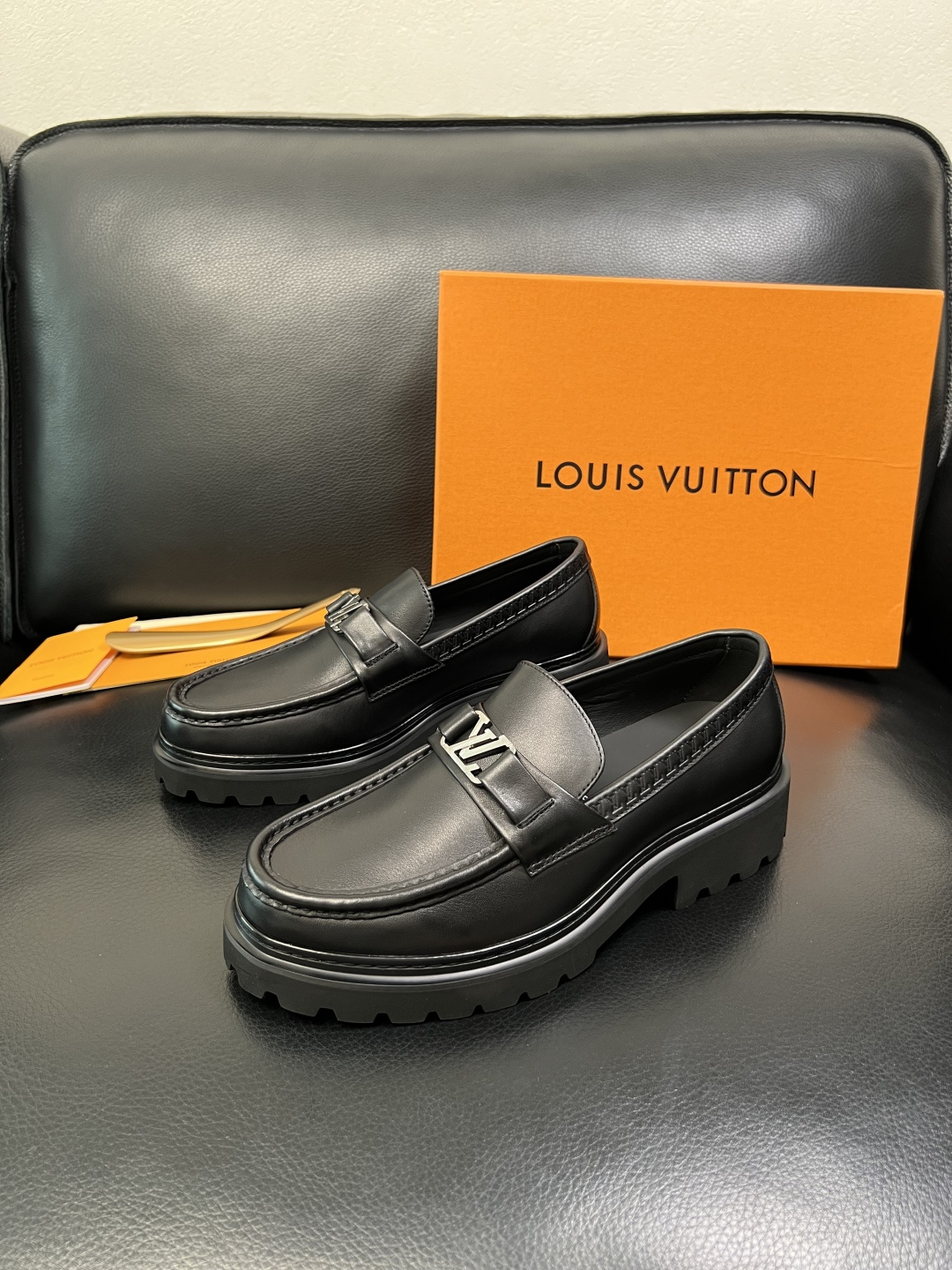 Lv 高品质 顶级代购 路易威登 皮鞋专柜同步，鞋面意大利进口，进口水染牛皮内里，鞋底：原厂特供原版底，