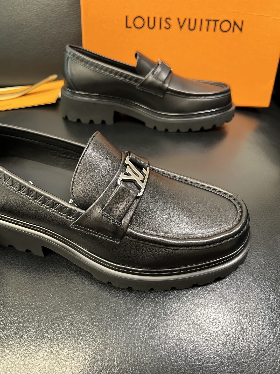 Lv 高品质 顶级代购 路易威登 皮鞋专柜同步，鞋面意大利进口，进口水染牛皮内里，鞋底：原厂特供原版底，