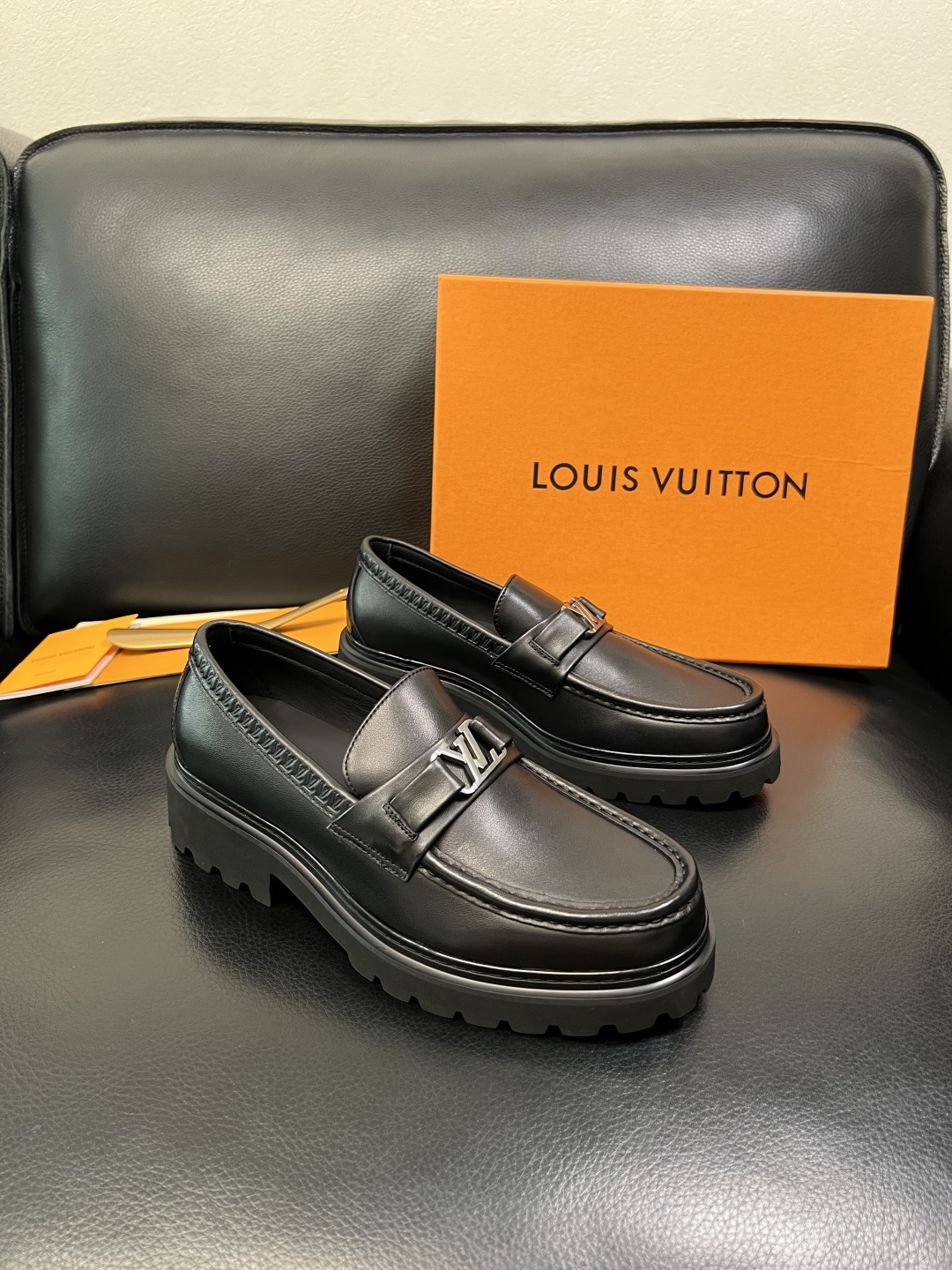 Lv 高品质 顶级代购 路易威登 皮鞋专柜同步，鞋面意大利进口，进口水染牛皮内里，鞋底：原厂特供原版底，