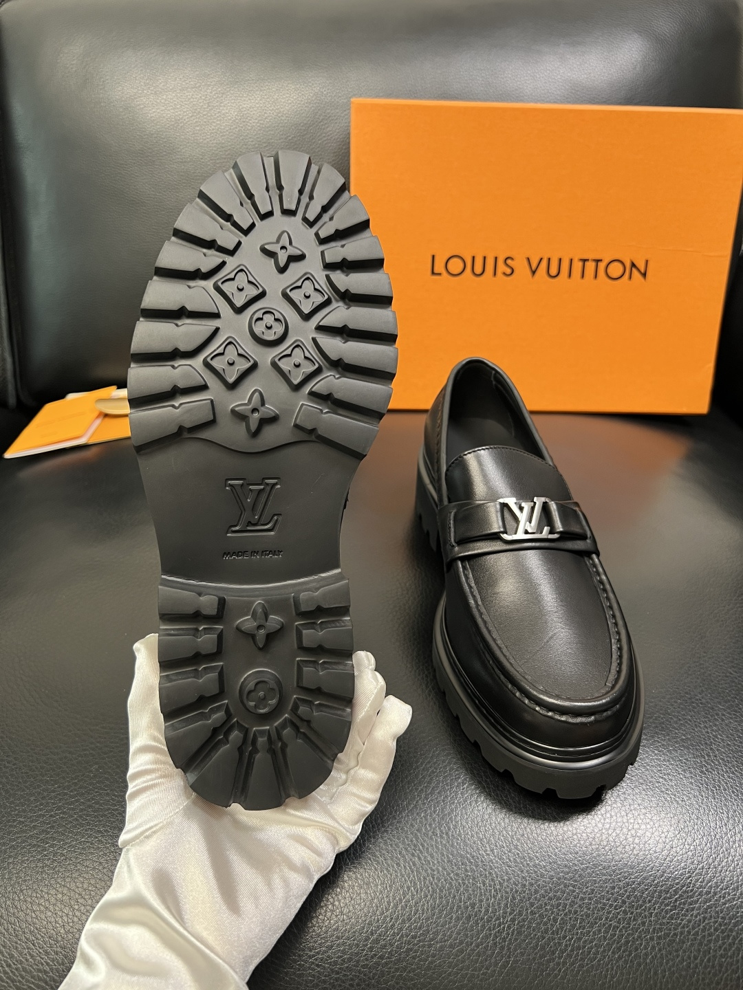 Lv 高品质 顶级代购 路易威登 皮鞋专柜同步，鞋面意大利进口，进口水染牛皮内里，鞋底：原厂特供原版底，