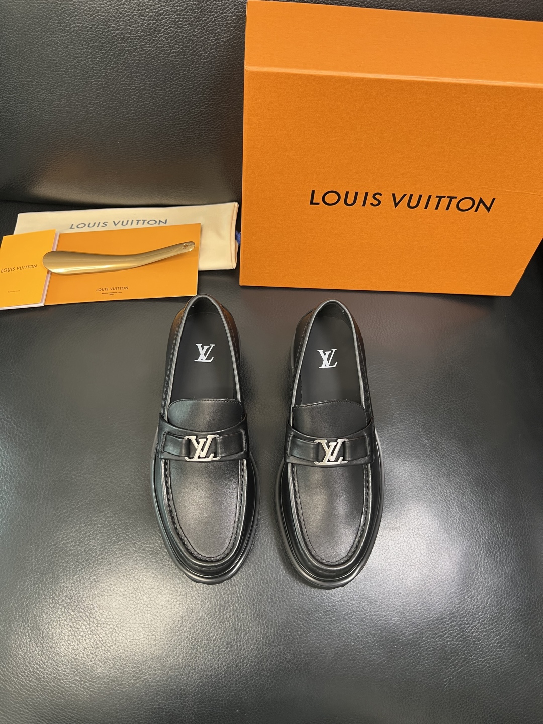 Lv 高品质 顶级代购 路易威登 皮鞋专柜同步，鞋面意大利进口，进口水染牛皮内里，鞋底：原厂特供原版底，