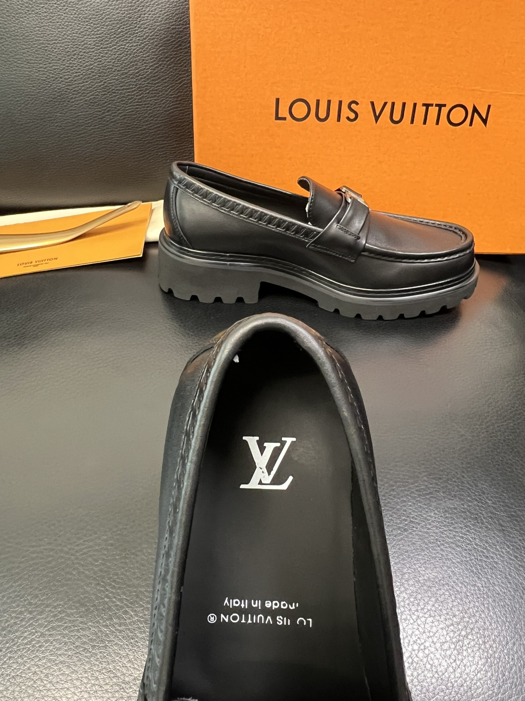 Lv 高品质 顶级代购 路易威登 皮鞋专柜同步，鞋面意大利进口，进口水染牛皮内里，鞋底：原厂特供原版底，