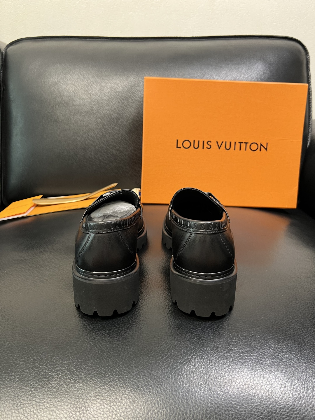 Lv 高品质 顶级代购 路易威登 皮鞋专柜同步，鞋面意大利进口，进口水染牛皮内里，鞋底：原厂特供原版底，