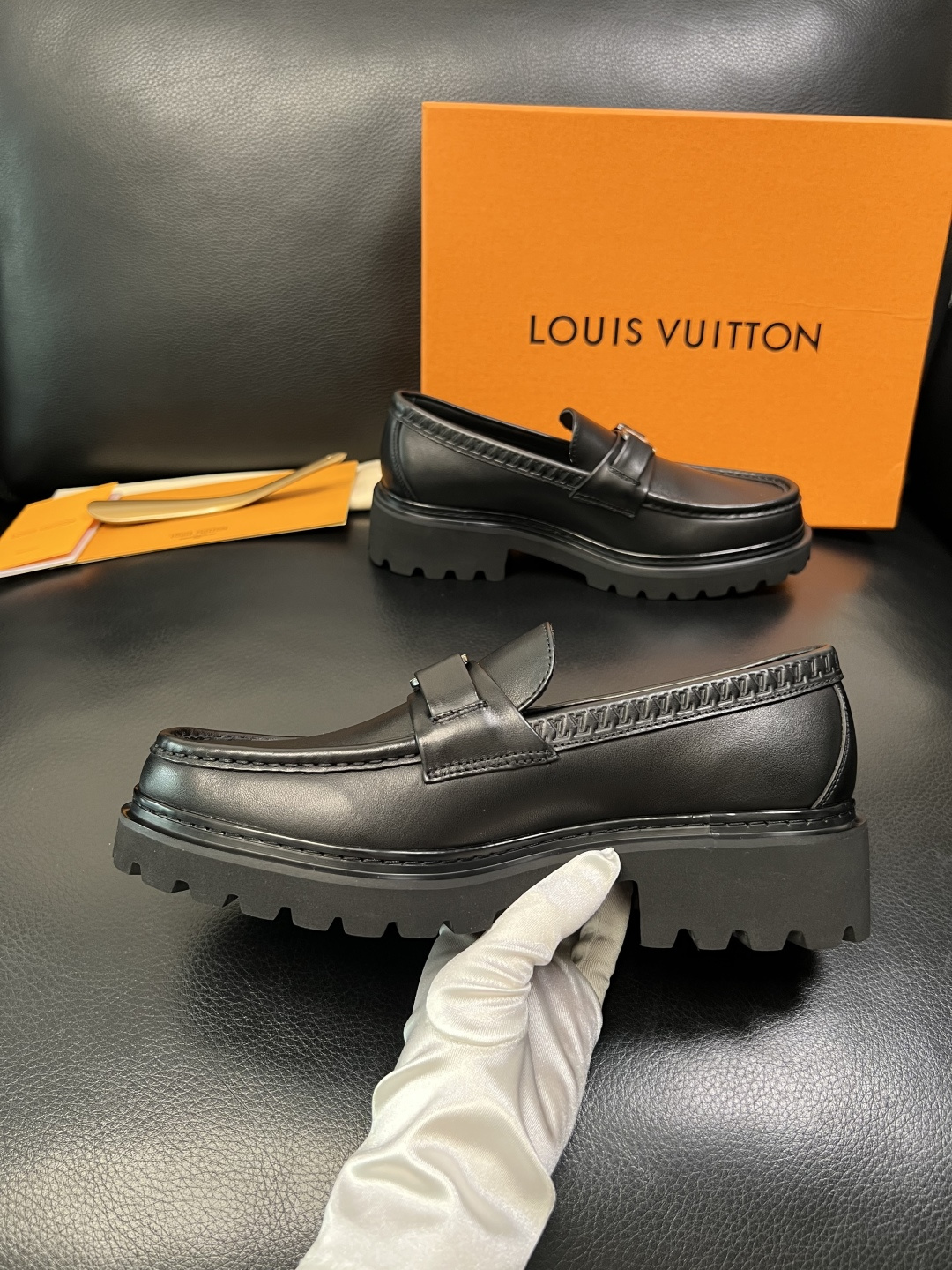 Lv 高品质 顶级代购 路易威登 皮鞋专柜同步，鞋面意大利进口，进口水染牛皮内里，鞋底：原厂特供原版底，