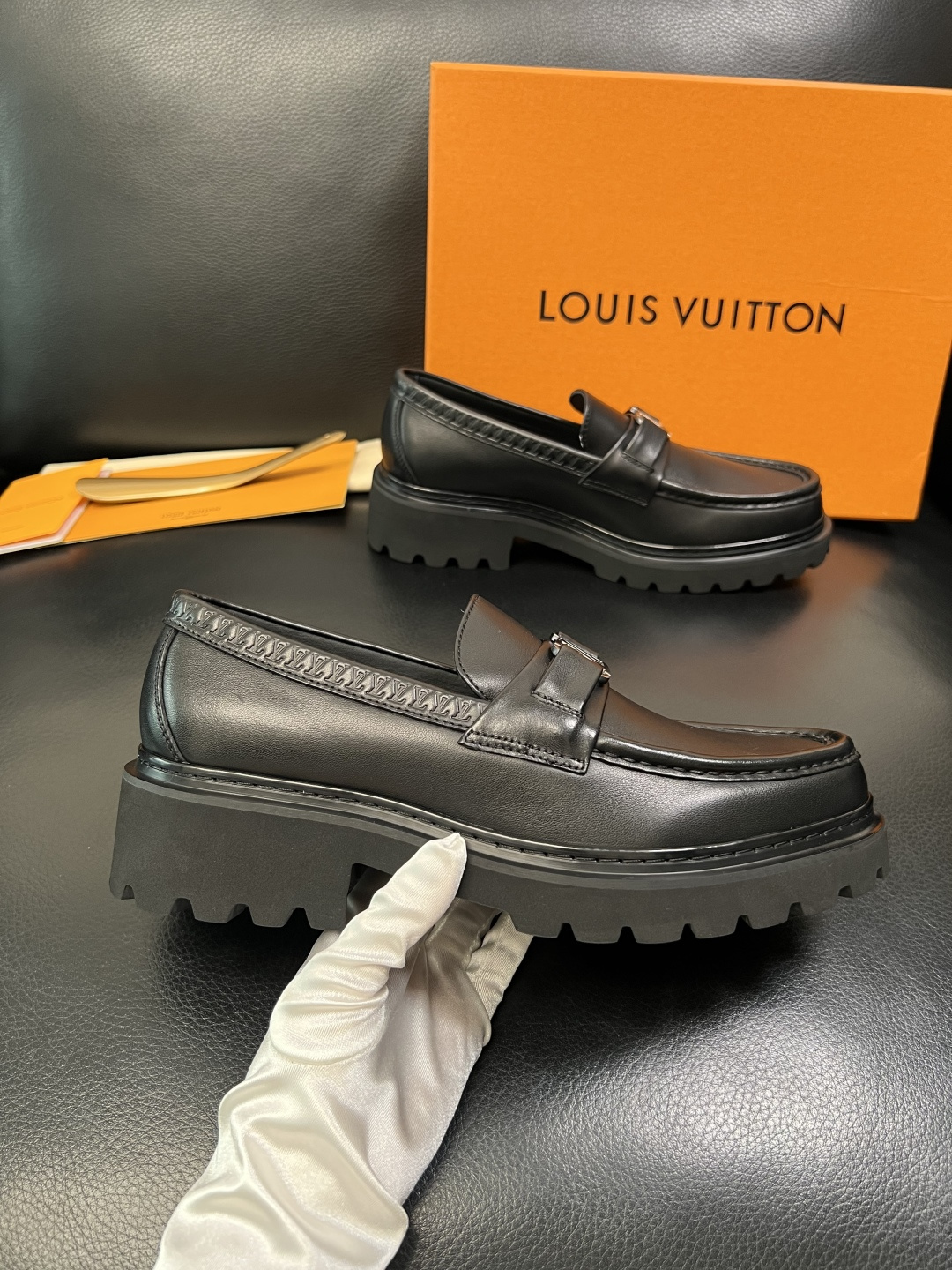 Lv 高品质 顶级代购 路易威登 皮鞋专柜同步，鞋面意大利进口，进口水染牛皮内里，鞋底：原厂特供原版底，