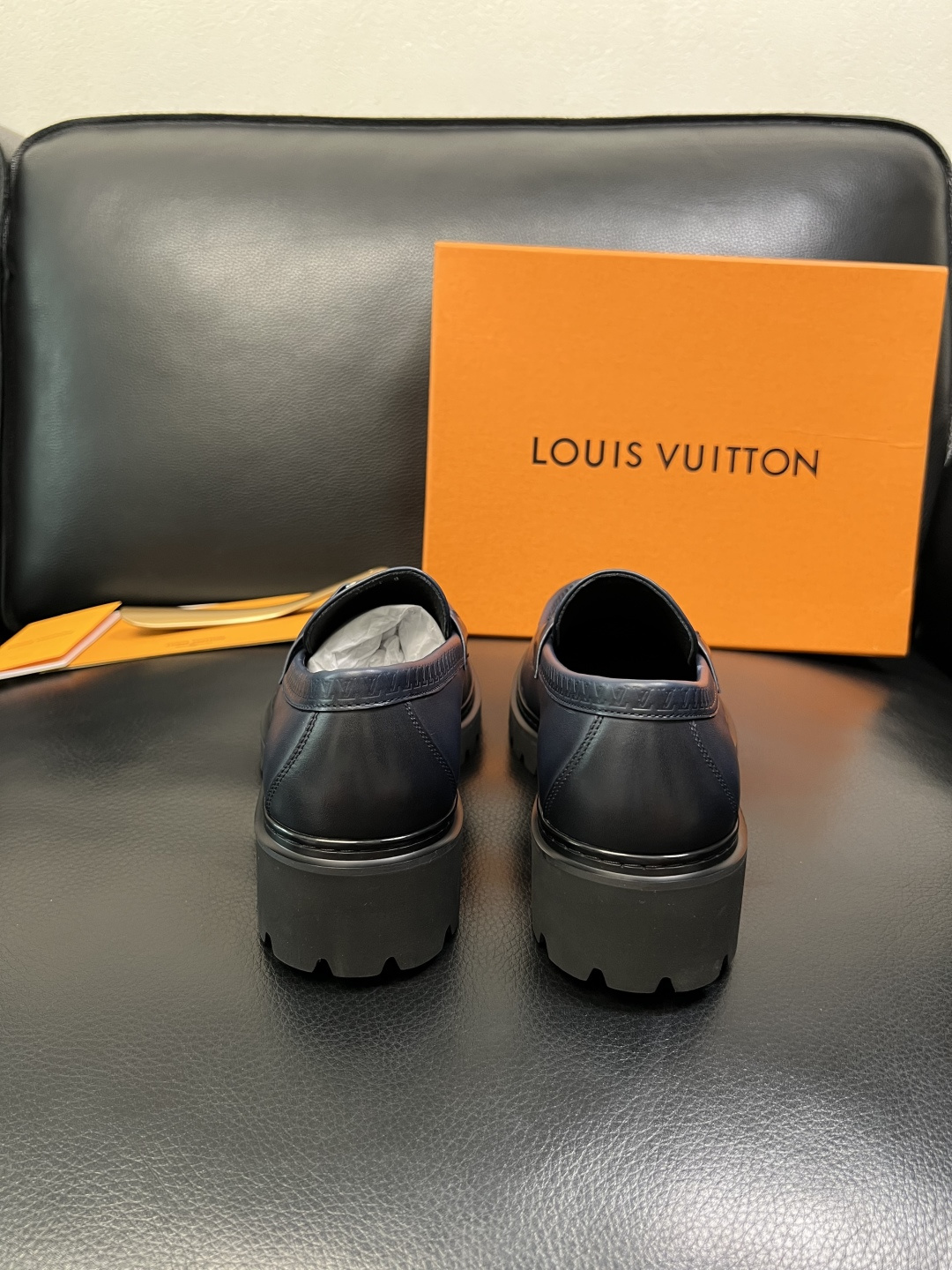 Lv 高品质 顶级代购 路易威登 皮鞋专柜同步，鞋面意大利进口，进口水染牛皮内里，鞋底：原厂特供原版底，