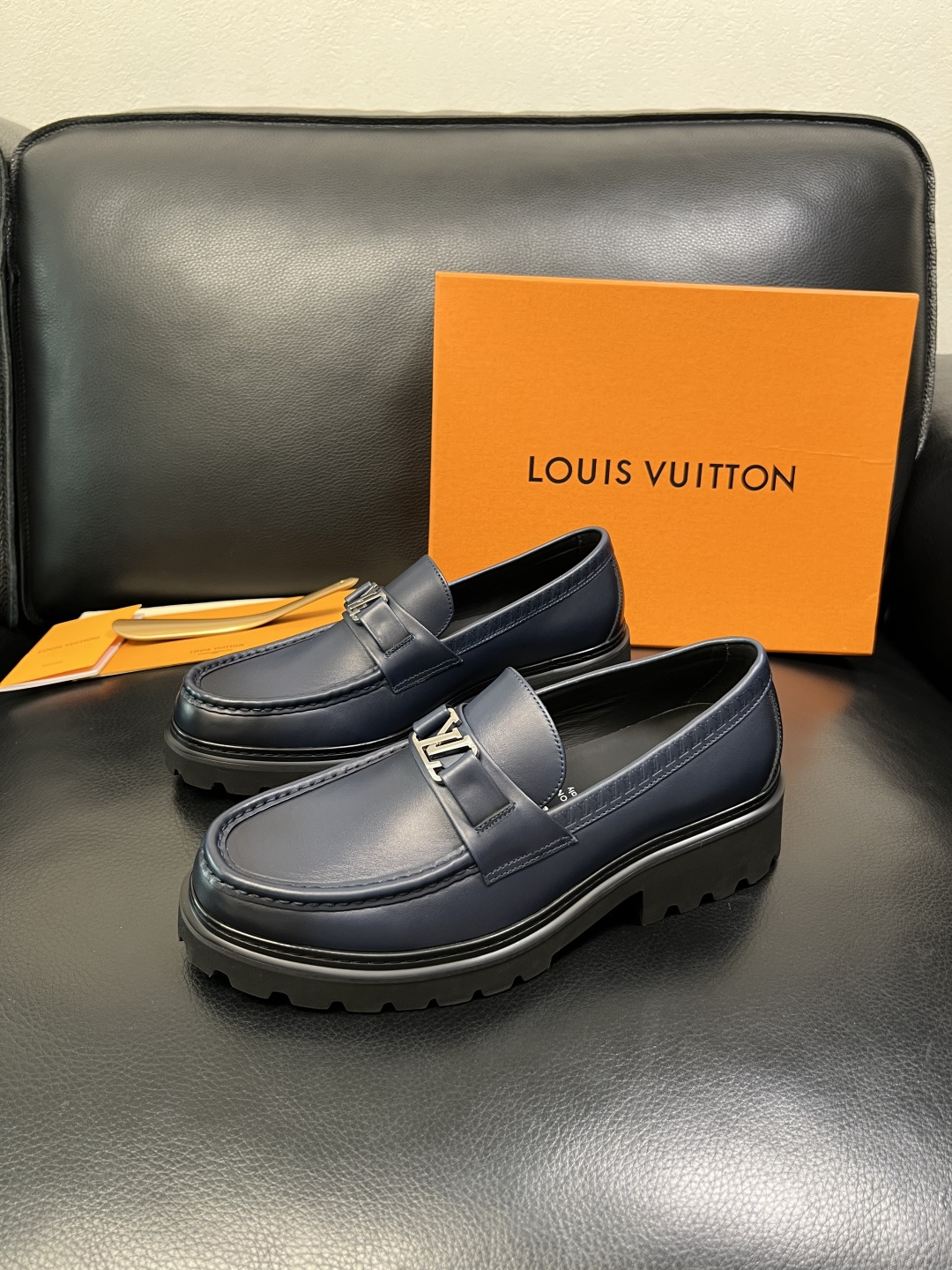 Lv 高品质 顶级代购 路易威登 皮鞋专柜同步，鞋面意大利进口，进口水染牛皮内里，鞋底：原厂特供原版底，