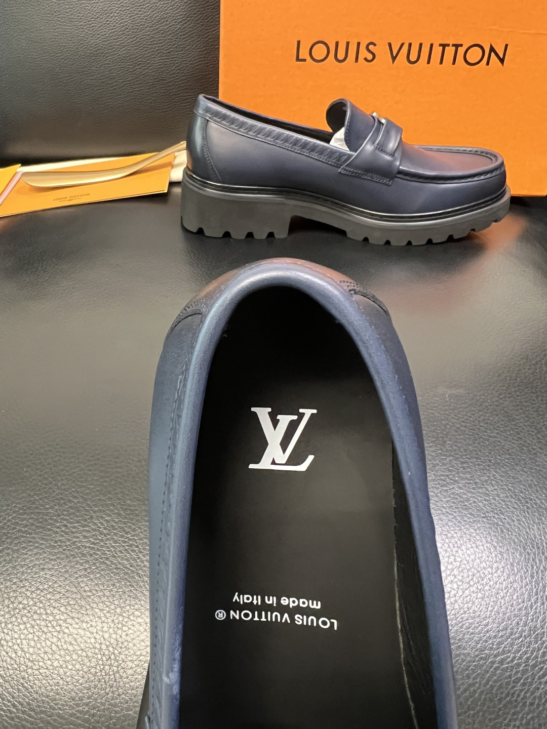 Lv 高品质 顶级代购 路易威登 皮鞋专柜同步，鞋面意大利进口，进口水染牛皮内里，鞋底：原厂特供原版底，