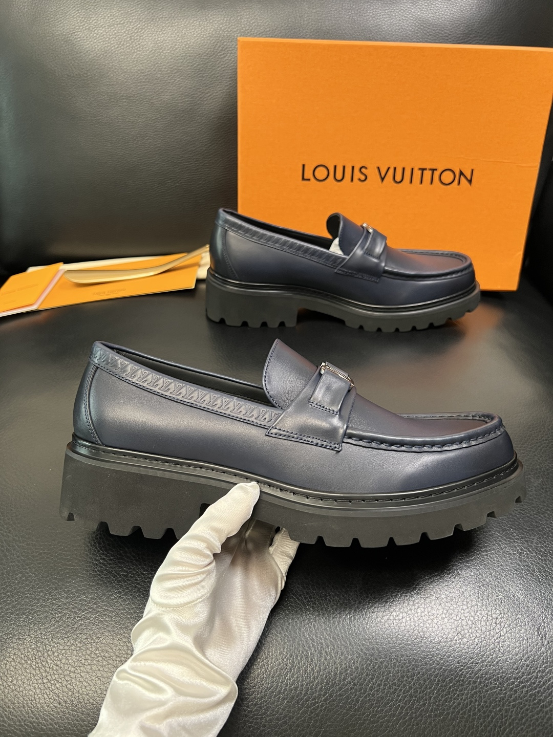 Lv 高品质 顶级代购 路易威登 皮鞋专柜同步，鞋面意大利进口，进口水染牛皮内里，鞋底：原厂特供原版底，