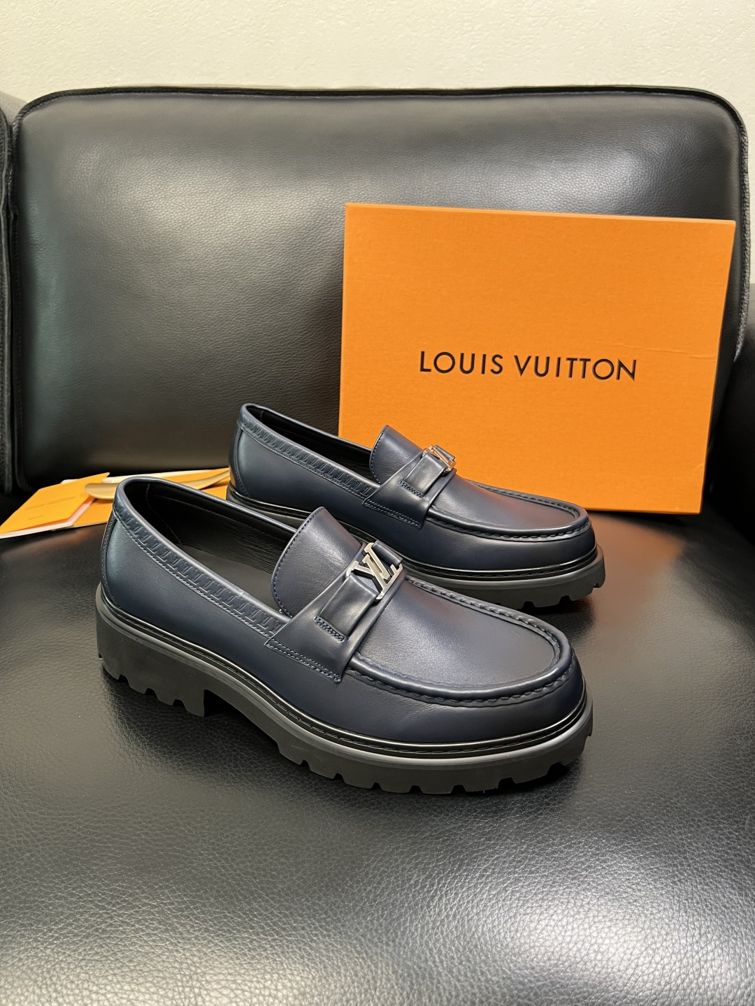 Lv 高品质 顶级代购 路易威登 皮鞋专柜同步，鞋面意大利进口，进口水染牛皮内里，鞋底：原厂特供原版底，