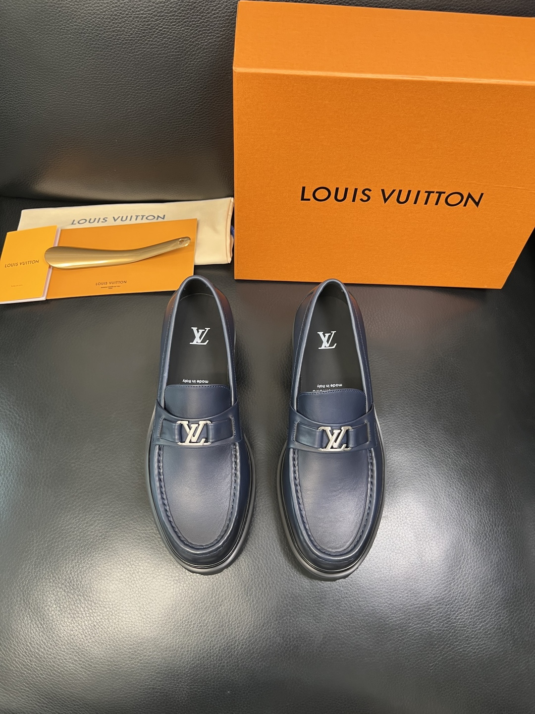 Lv 高品质 顶级代购 路易威登 皮鞋专柜同步，鞋面意大利进口，进口水染牛皮内里，鞋底：原厂特供原版底，