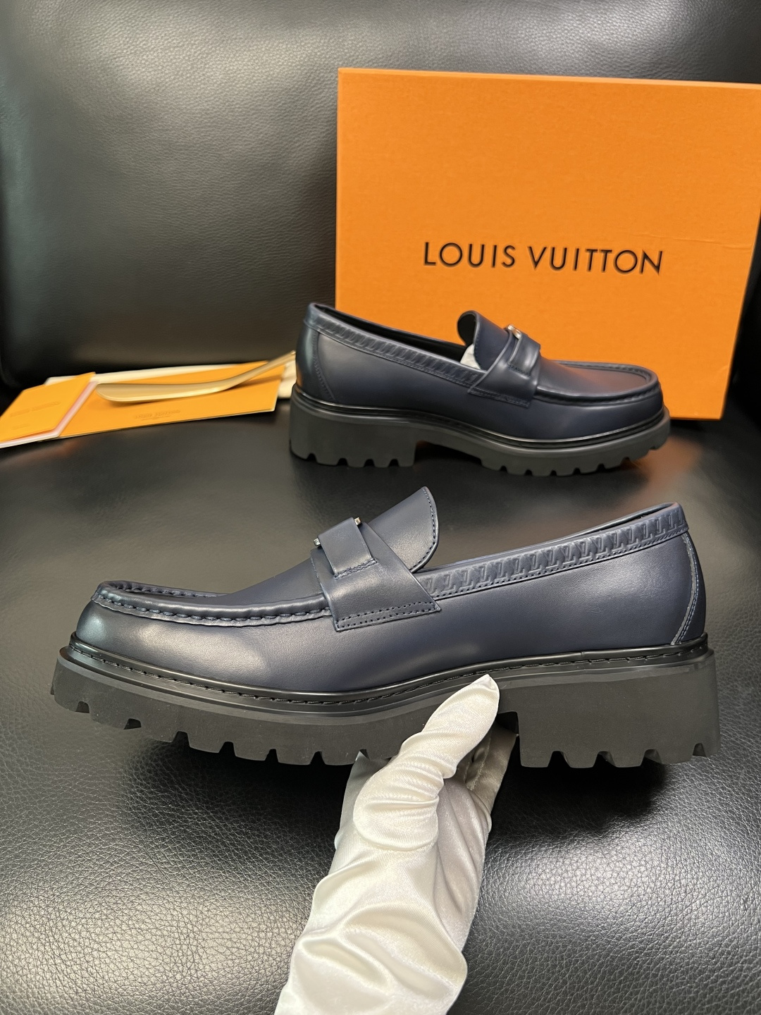 Lv 高品质 顶级代购 路易威登 皮鞋专柜同步，鞋面意大利进口，进口水染牛皮内里，鞋底：原厂特供原版底，