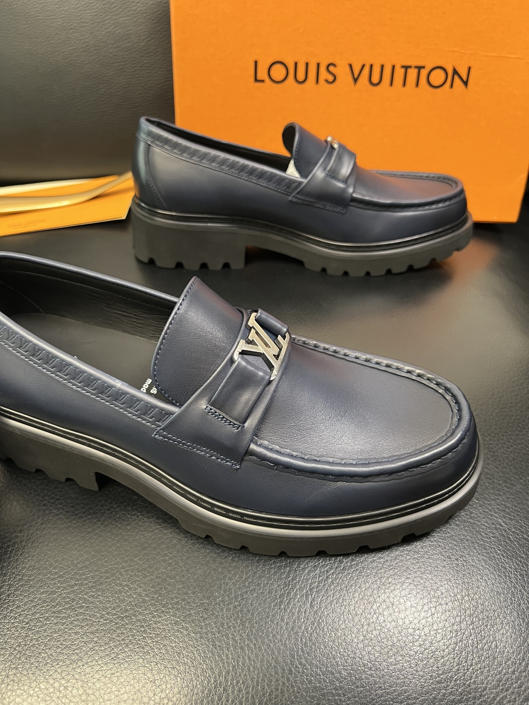 Lv 高品质 顶级代购 路易威登 皮鞋专柜同步，鞋面意大利进口，进口水染牛皮内里，鞋底：原厂特供原版底，