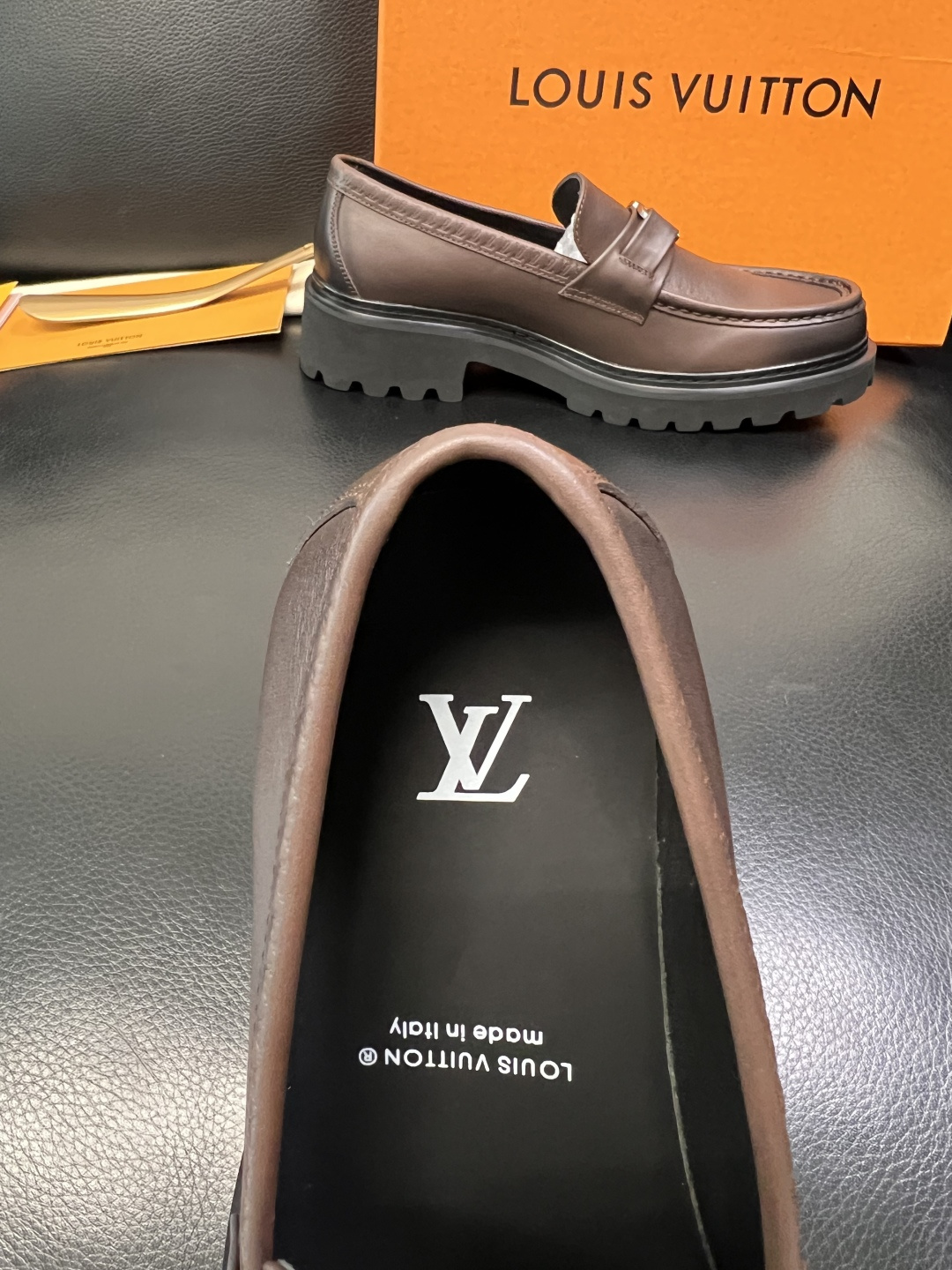 Lv 高品质 顶级代购 路易威登 皮鞋专柜同步，鞋面意大利进口，进口水染牛皮内里，鞋底：原厂特供原版底，