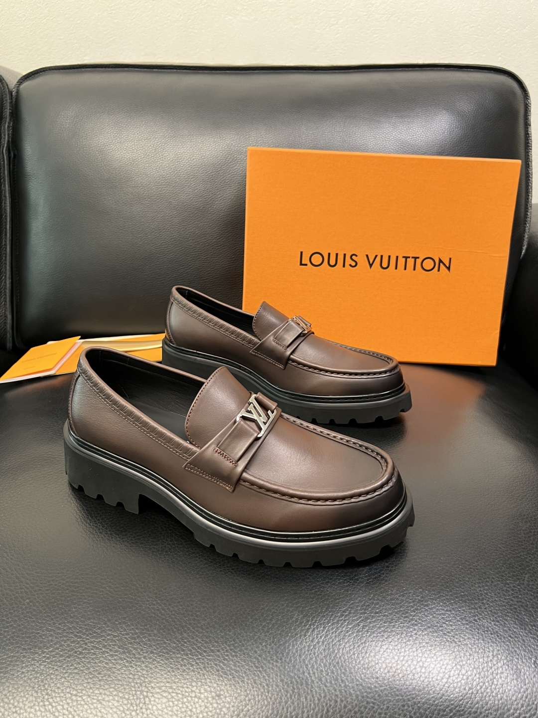 Lv 高品质 顶级代购 路易威登 皮鞋专柜同步，鞋面意大利进口，进口水染牛皮内里，鞋底：原厂特供原版底，