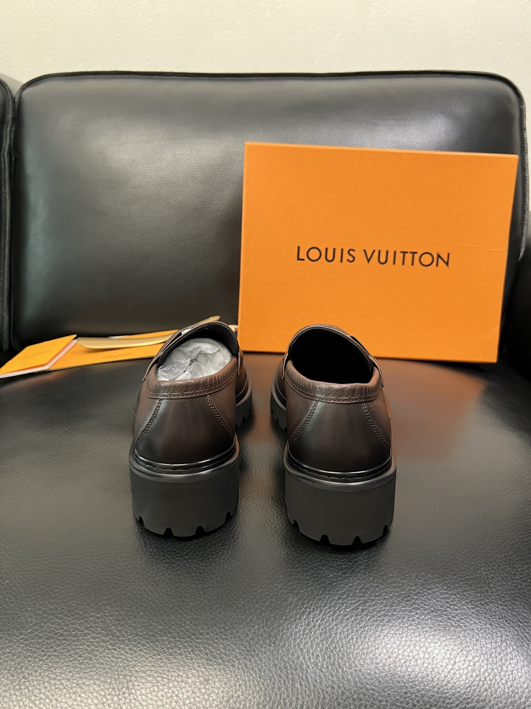 Lv 高品质 顶级代购 路易威登 皮鞋专柜同步，鞋面意大利进口，进口水染牛皮内里，鞋底：原厂特供原版底，