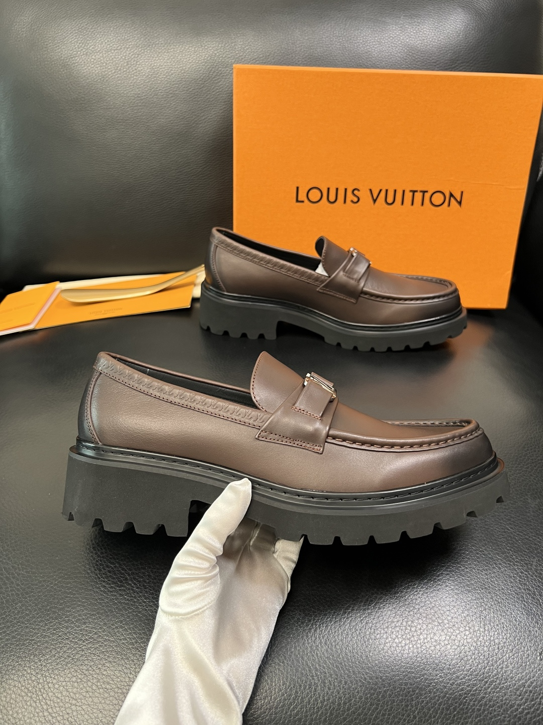 Lv 高品质 顶级代购 路易威登 皮鞋专柜同步，鞋面意大利进口，进口水染牛皮内里，鞋底：原厂特供原版底，